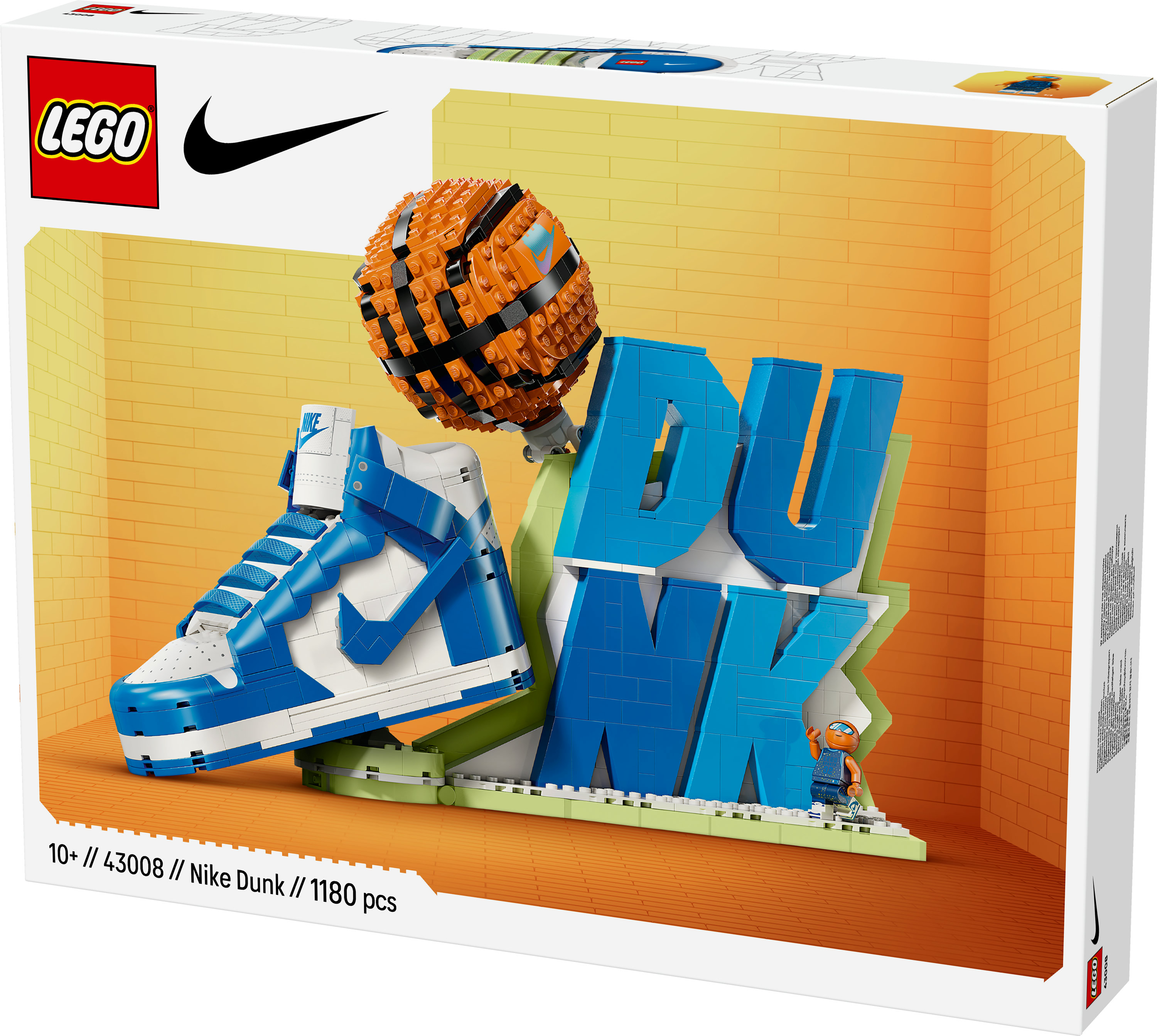 Kutuda Lego Nike Dunk seti. Mavi ve beyaz Lego spor ayakkabısı, basketbol topu ve DUNK kelimesi bulunur.