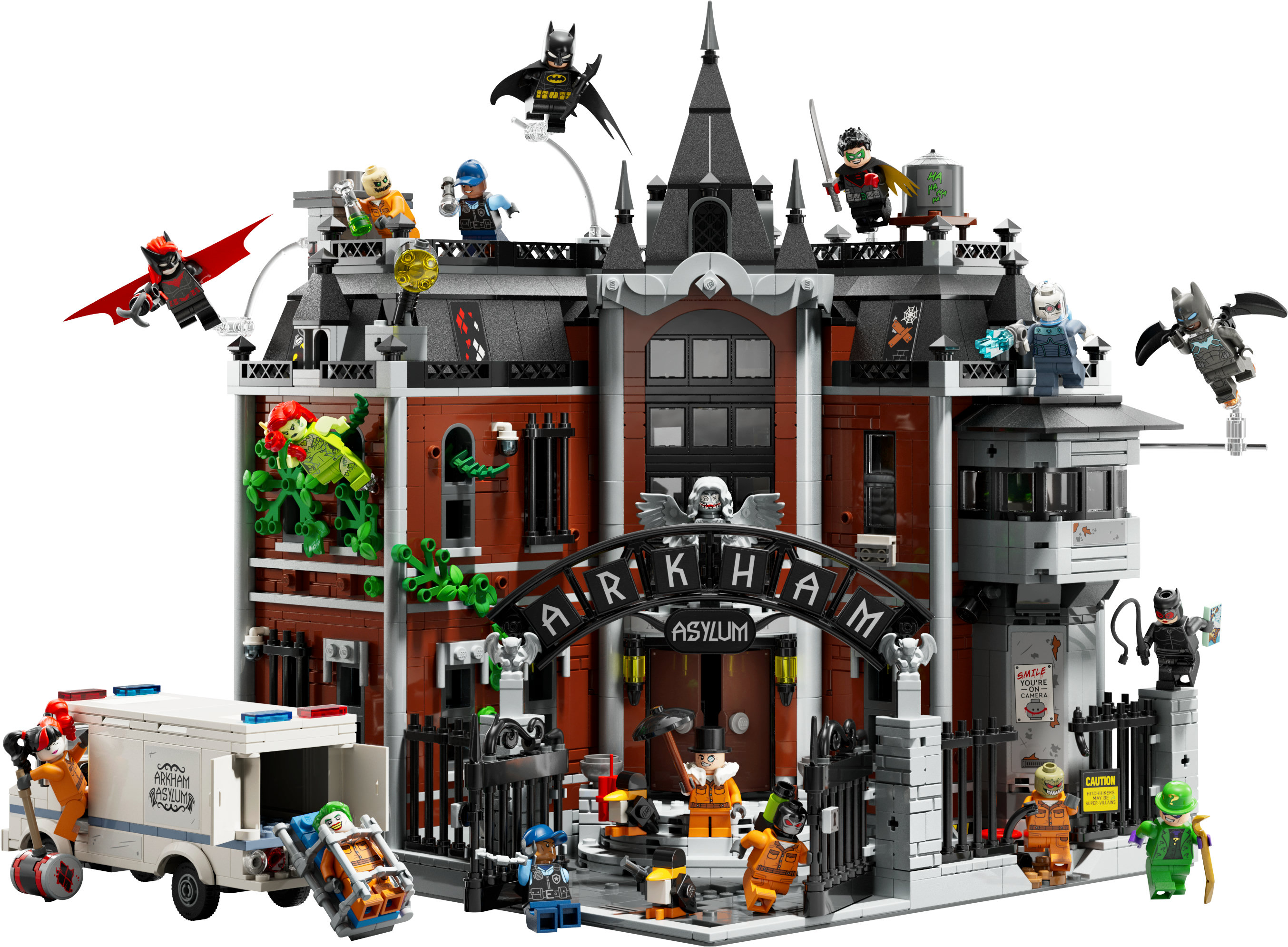 Lego Arkham Asylum z wieloma postaciami Batmana. Budynek jest brązowo-czarny z napisem Arkham Asylum.