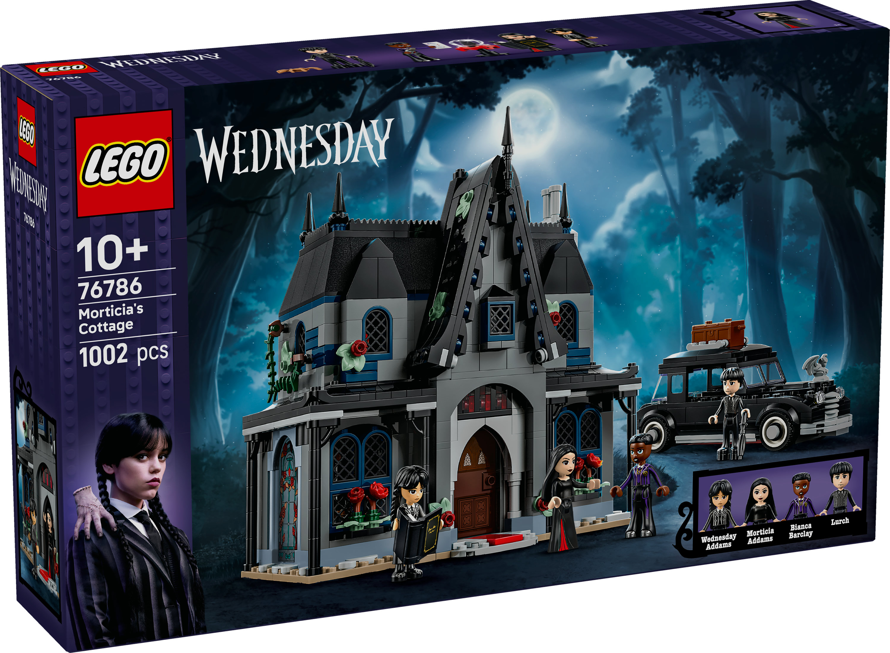 Zestaw Lego dla Wednesday. Pudełko przedstawia Morticia's Cottage, samochód i figurki postaci. Tło to nocna scena.