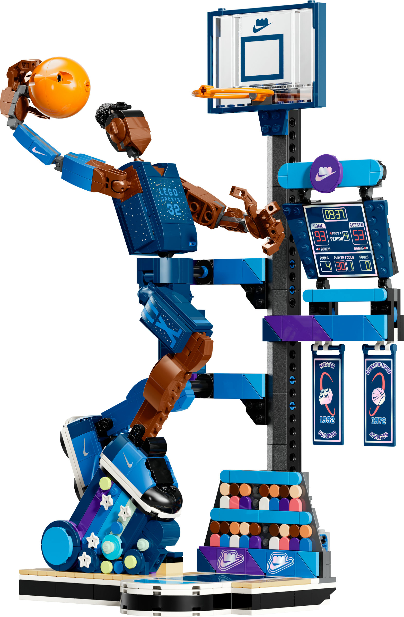Un giocatore di basket Lego in azione, che lancia una palla arancione verso il canestro. Tabellone e striscioni visibili.
