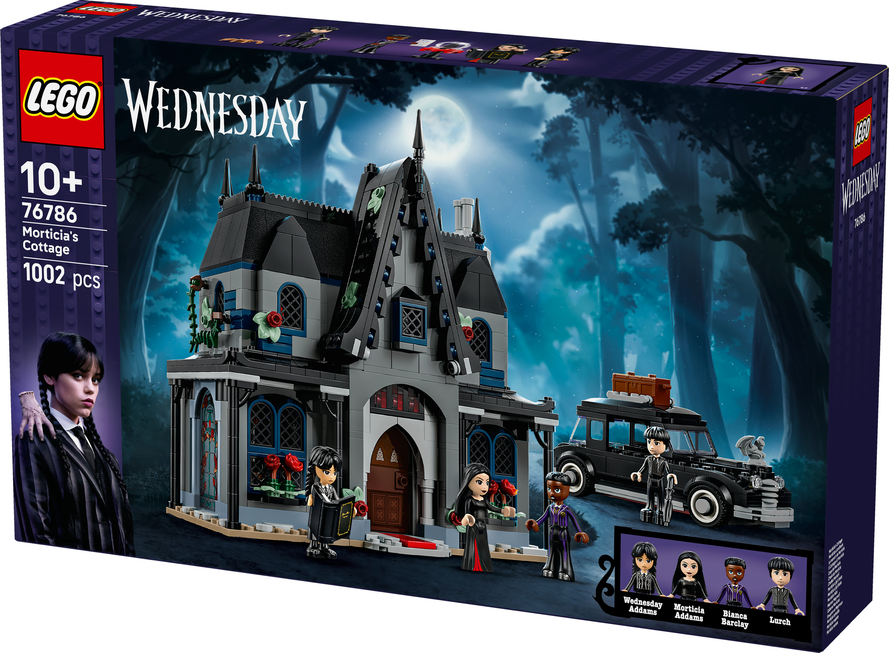 Zestaw Lego z Wednesday, Morticią, domkiem i czarnym samochodem na tle lasu.