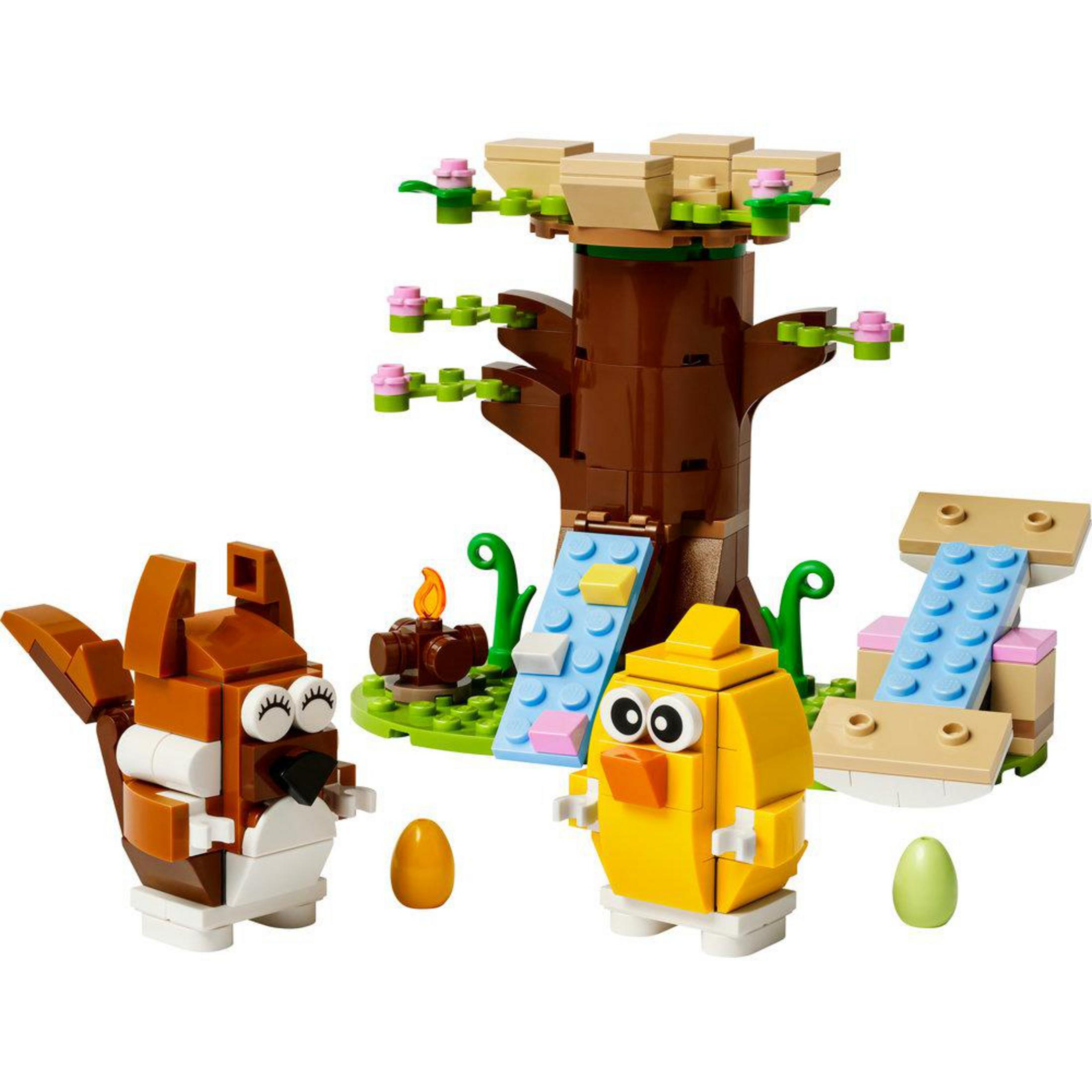 Sincap, civciv ve ağaç içeren Lego sahnesi. Yumurta, kamp ateşi ve kaydıraklar içerir. Kahverengi, sarı, yeşil ve beyaz renkler.