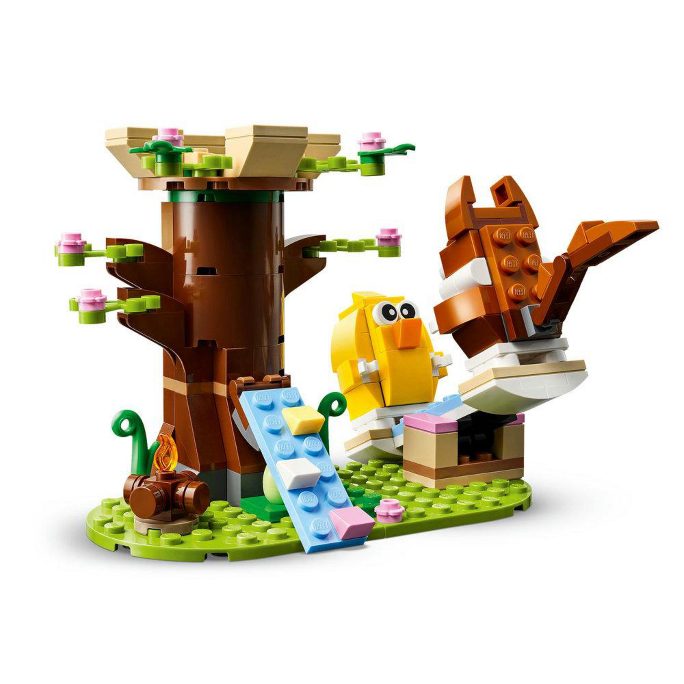 Bir Lego sahnesi bir ağaç, bir kuş ve bir tilki içerir. Tilki ve kuş ahşap bir yapının yakınındadır.