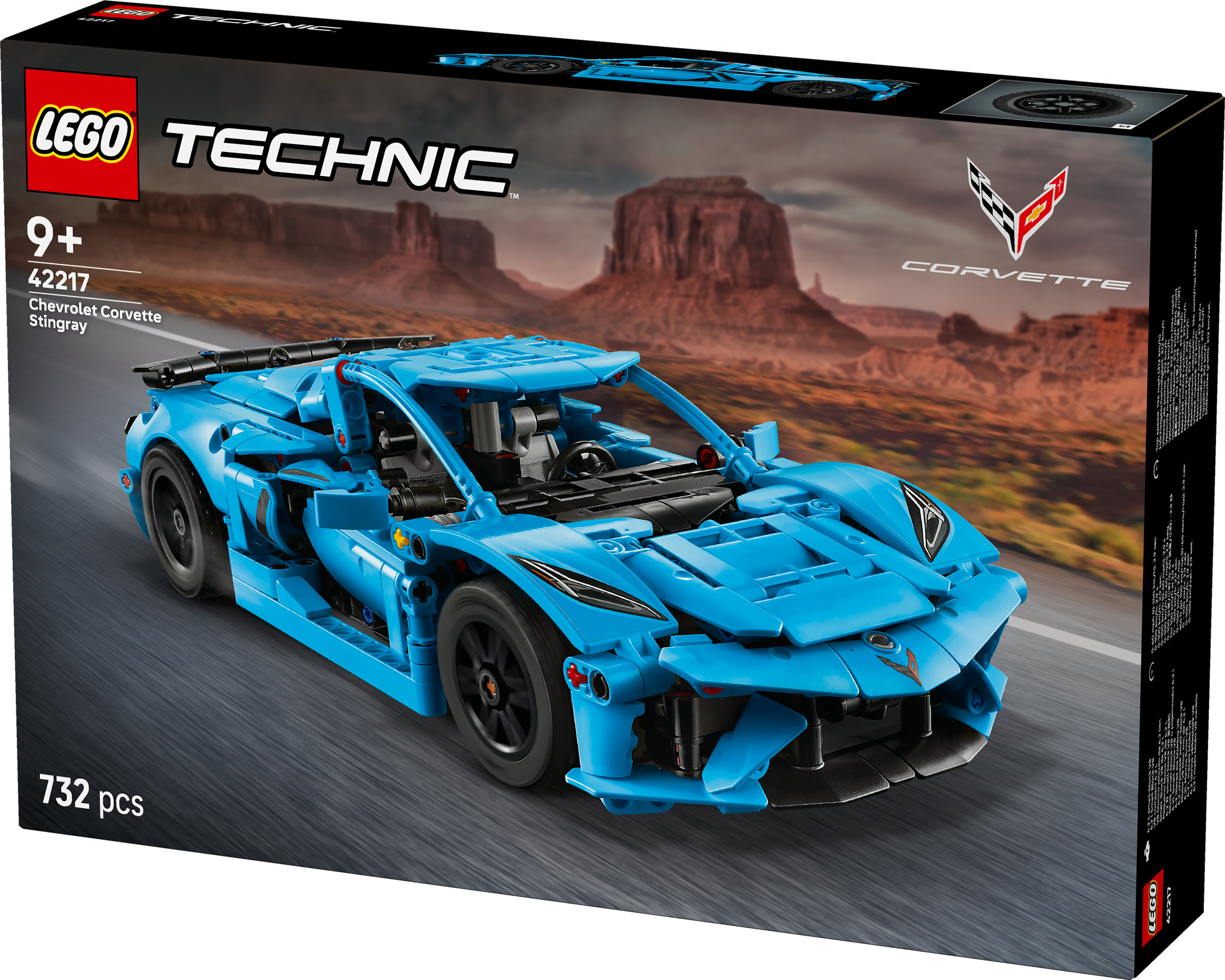 Niebieski model Lego Technic Chevrolet Corvette Stingray na pudełku. W tle krajobraz pustynny.