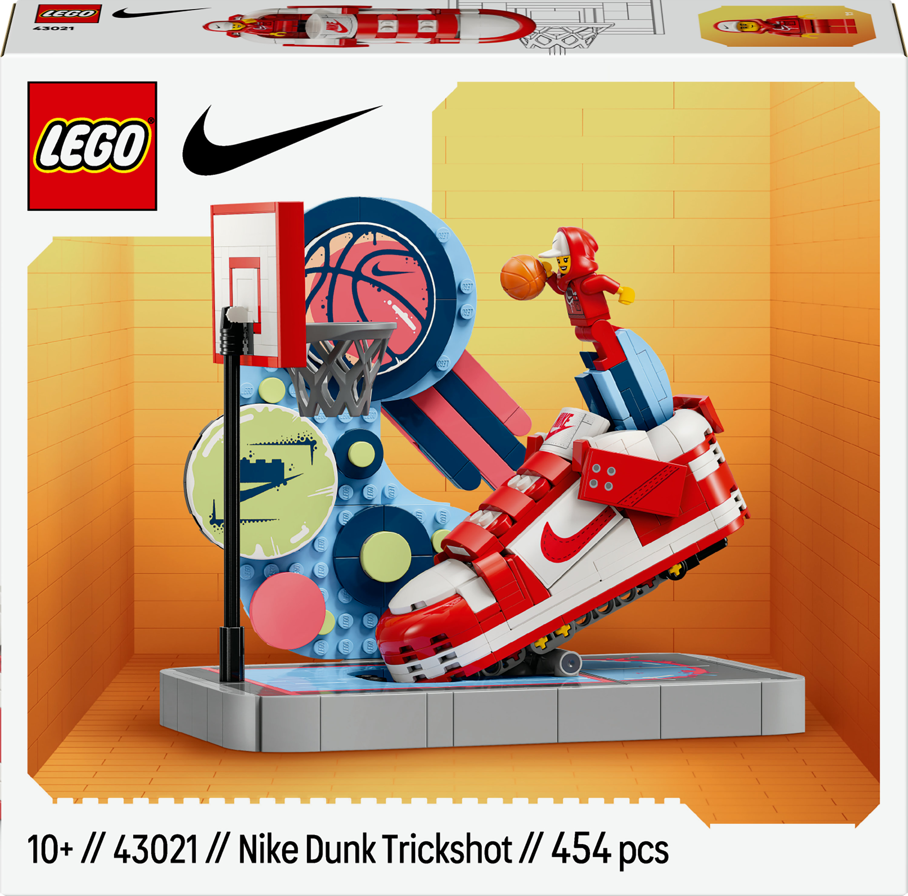 Bir Lego seti, potaya basketbol atan kırmızı ve beyaz bir Nike spor ayakkabısını gösteriyor. Arka plan sarı.