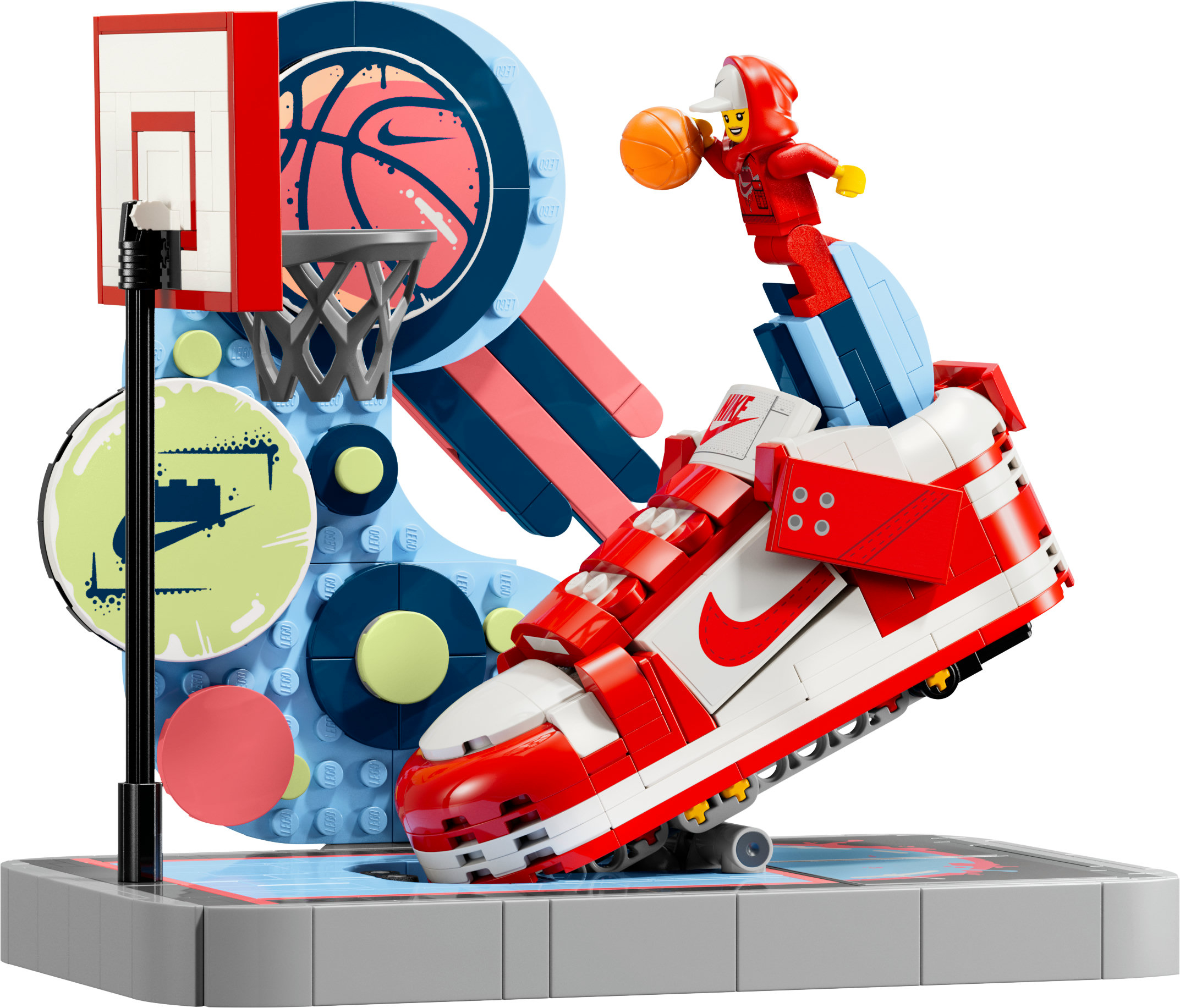 Bir basketbol sahnesinin Lego modeli. Kırmızı ve beyaz bir spor ayakkabısı, bir oyuncu figürü, bir çember ve bir basketbol topu var.