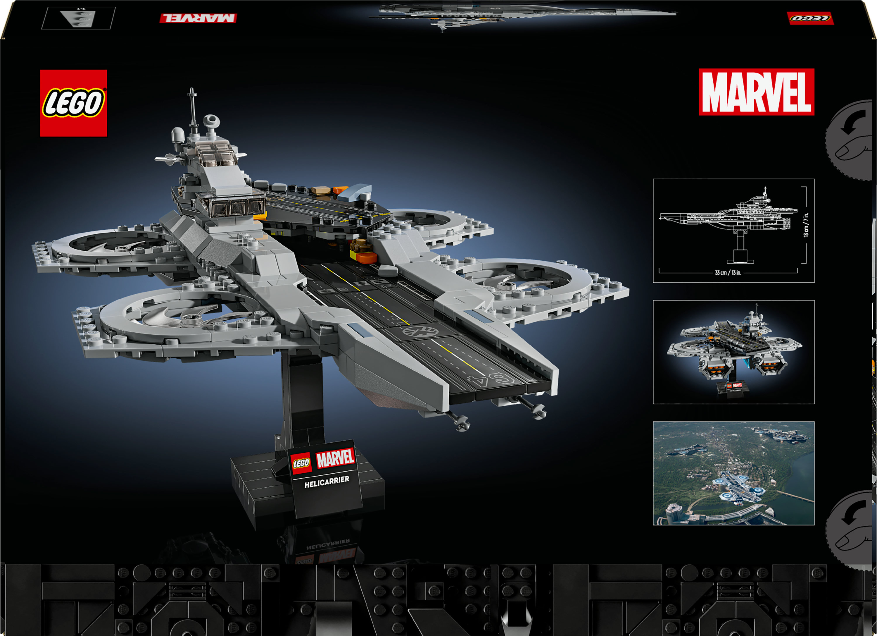 Un modello Lego Marvel Helicarrier esposto su un supporto nero. Le caratteristiche includono un design di portaerei grigio.