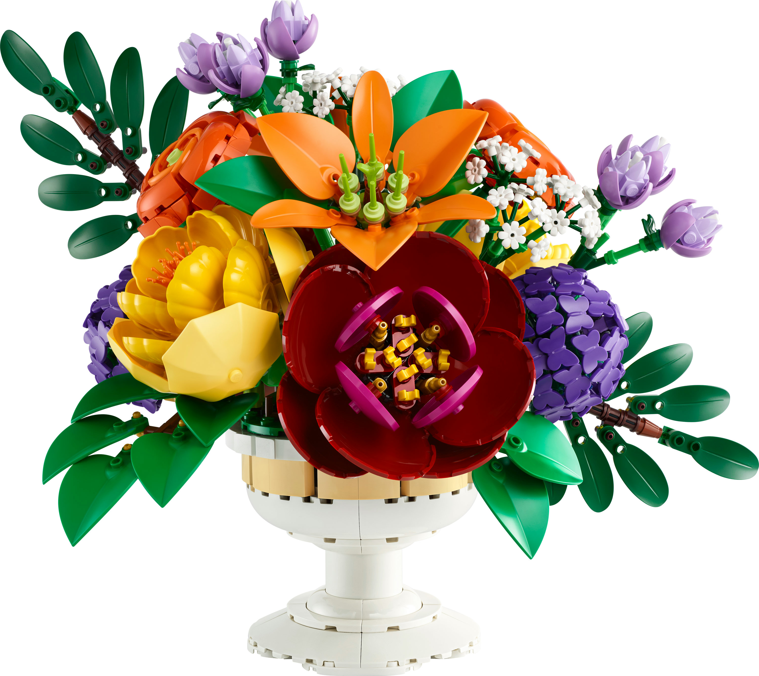 Un bouquet Lego dans un vase blanc, composé de diverses fleurs colorées et de feuilles vertes sur fond blanc.