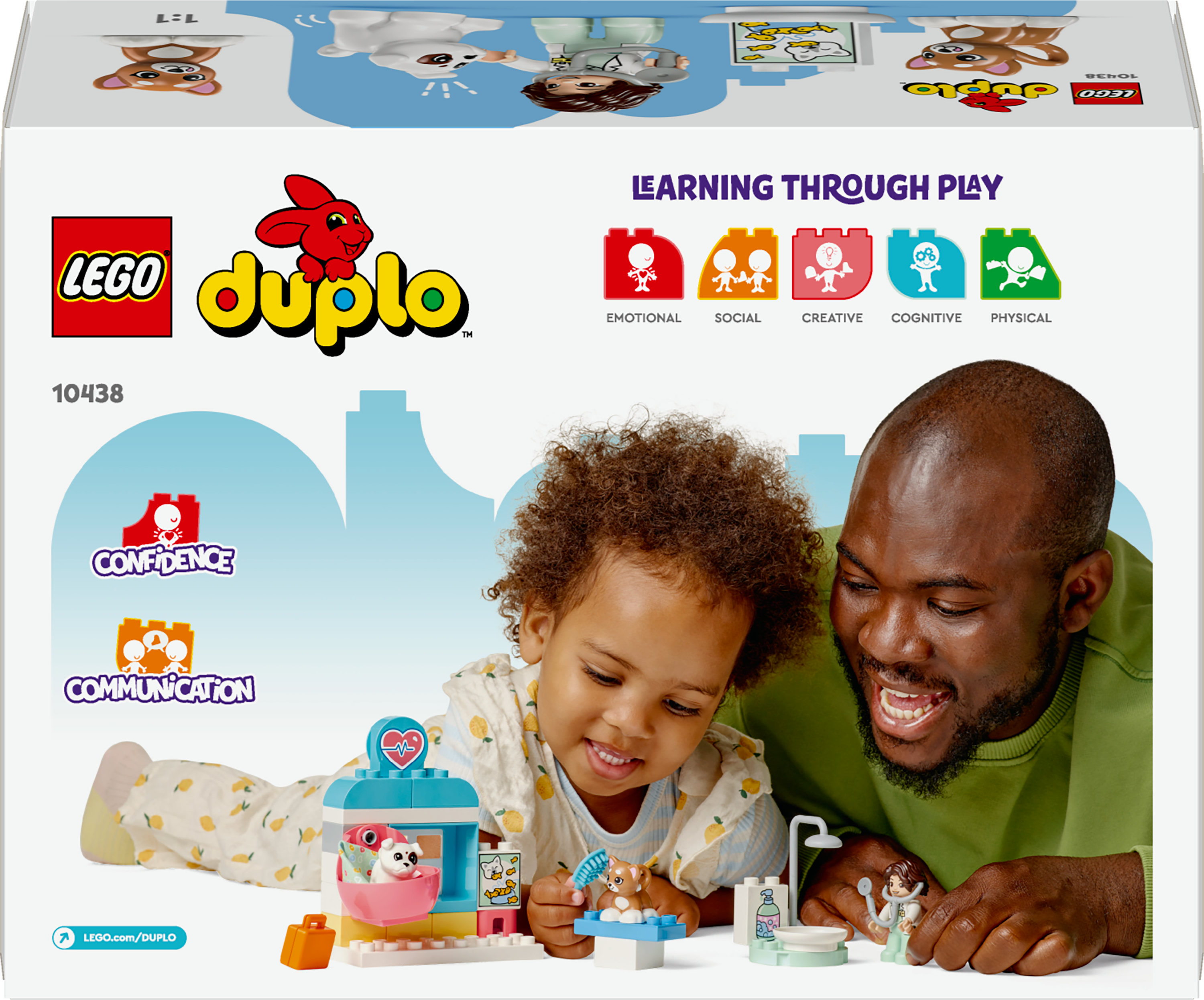 Een kind en een volwassene spelen met een Lego Duplo set. De set bevat figuren, een dierenkliniek en gekleurde blokken.