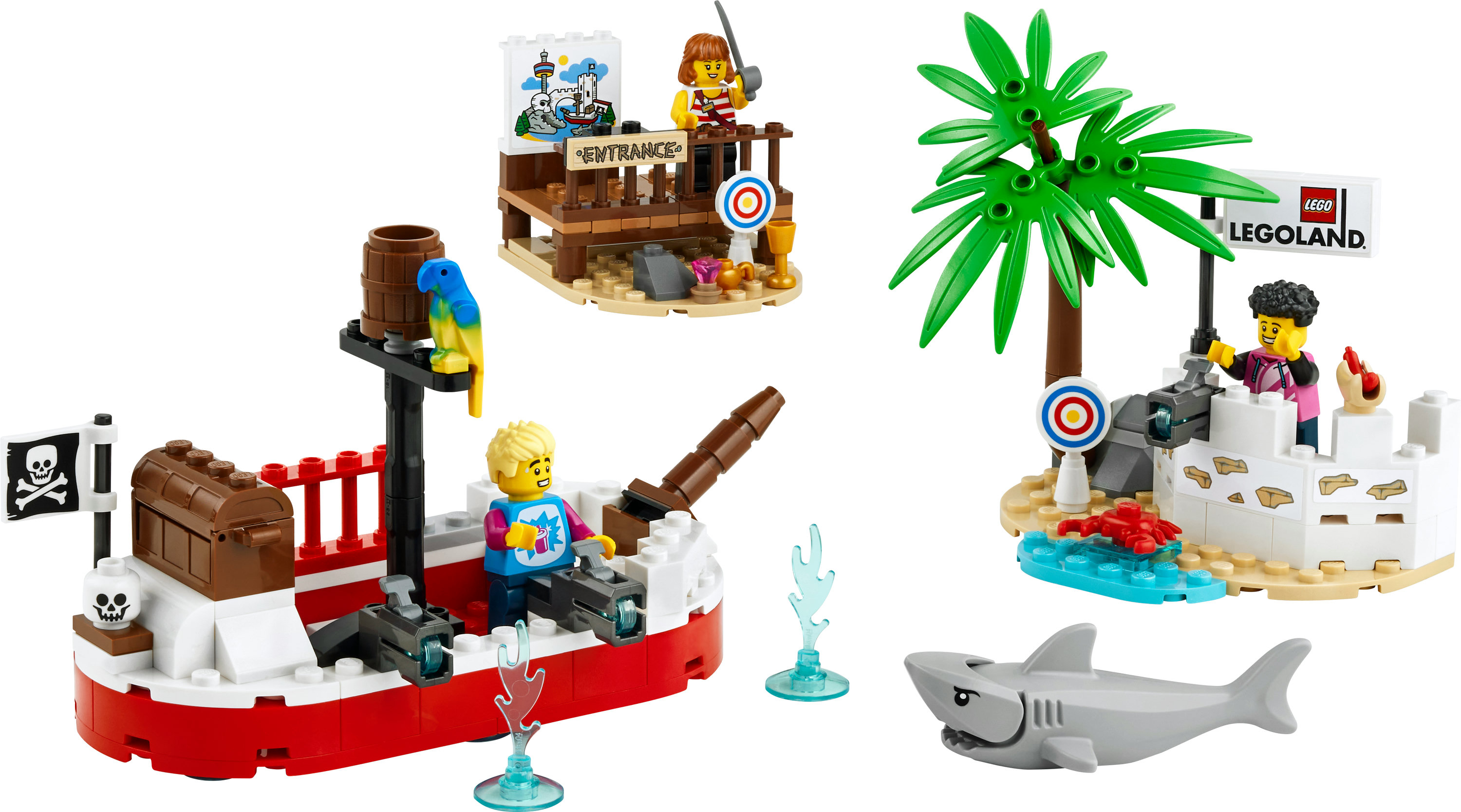 Korsan gemisi, Legoland tabelası, köpekbalığı ve palmiye ağacı içeren Lego seti. Lego figürleri ve hedefler içerir. Renkli ve eğlenceli sahne.