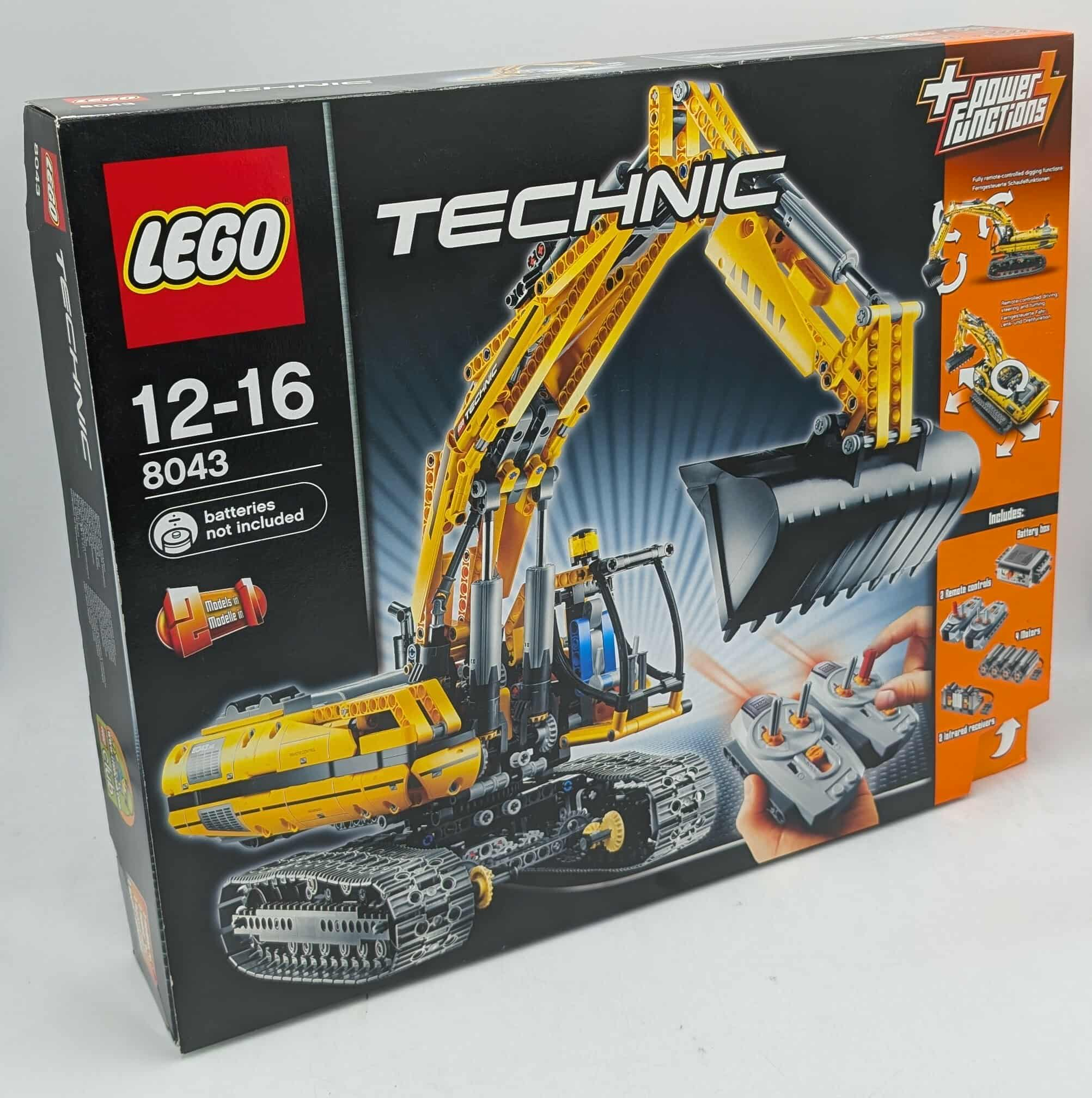 Een Lego Technic doos met een graafmachine. De doos is zwart met gele, grijze en rode Lego Technic afbeeldingen.