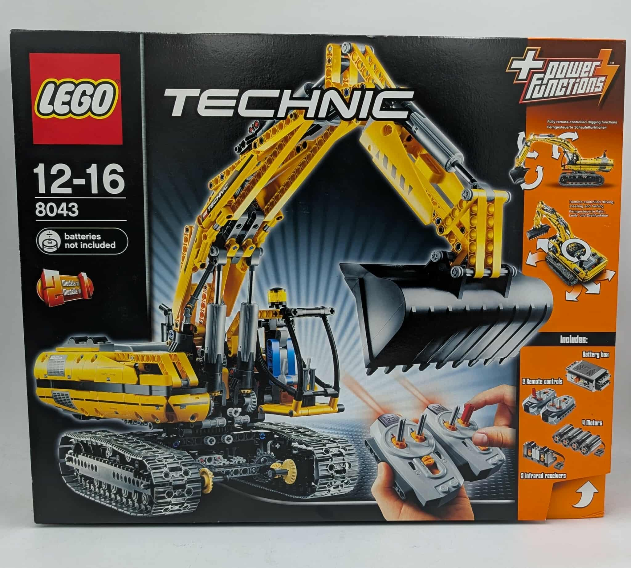 Lego Technic doos toont een geel graafmachinemodel met afstandsbedieningen en accessoires.