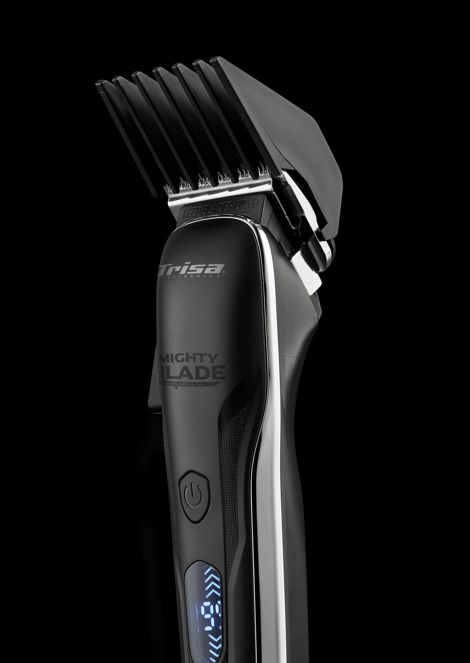 Nahaufnahme eines schwarzen und silbernen Trisa Mighty Blade Haarschneiders vor schwarzem Hintergrund. Der Clipper zeigt eine Digitalanzeige.