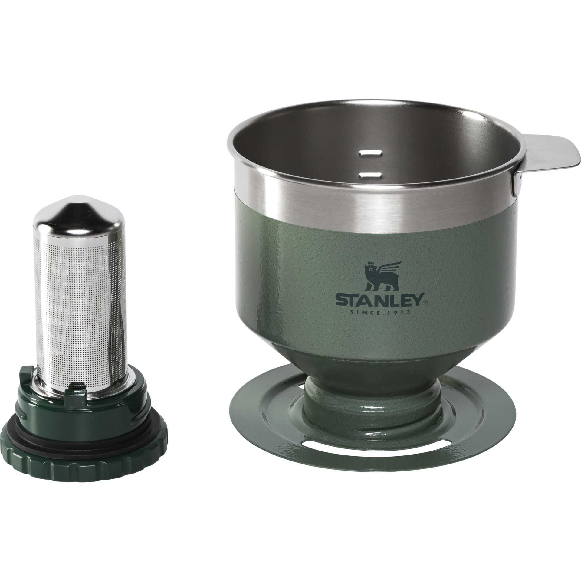 Un set di infusore per tè Stanley. Ha una tazza verde, un bordo argentato e un infusore a rete. Il set è su una superficie bianca.