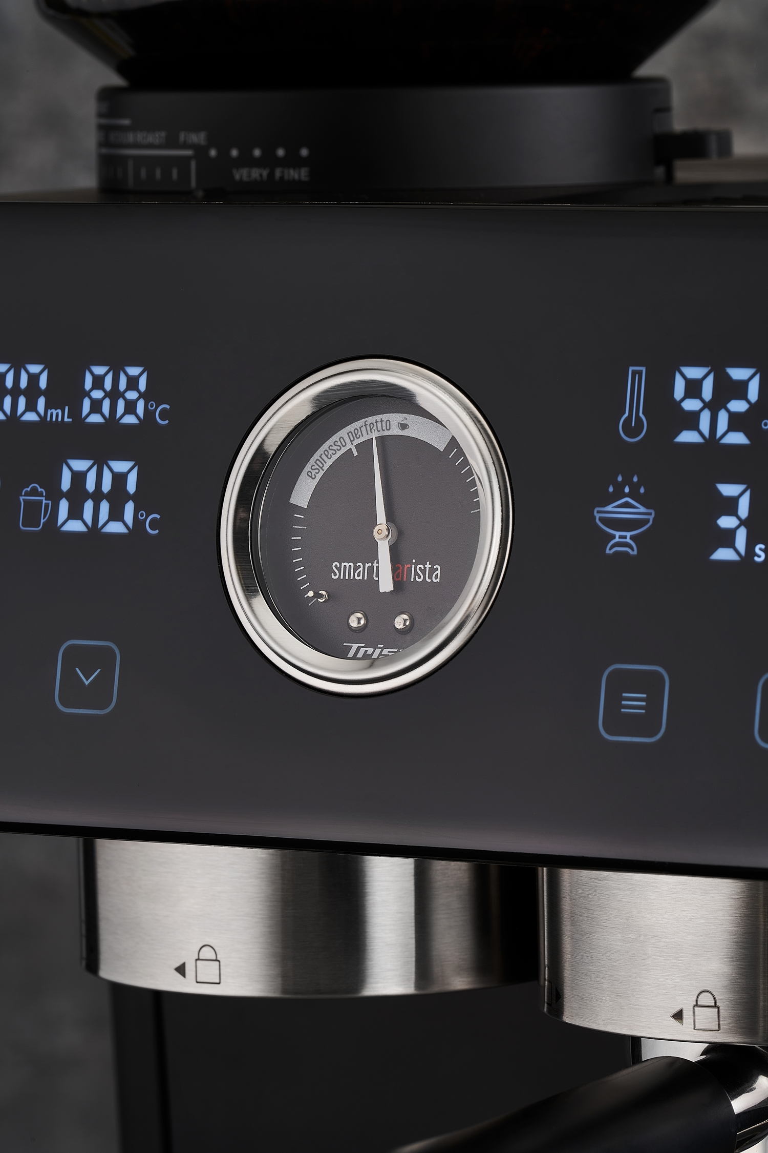 Nahaufnahme des Displays einer Espressomaschine. Es zeigt Temperatur, Druck und Einstellungen. Ein Messgerät liest 'espresso perfetto'.