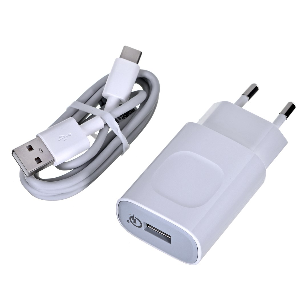 Biała ładowarka do telefonu i kabel USB-C. Ładowarka ma port USB. Kabel jest szary i biały.