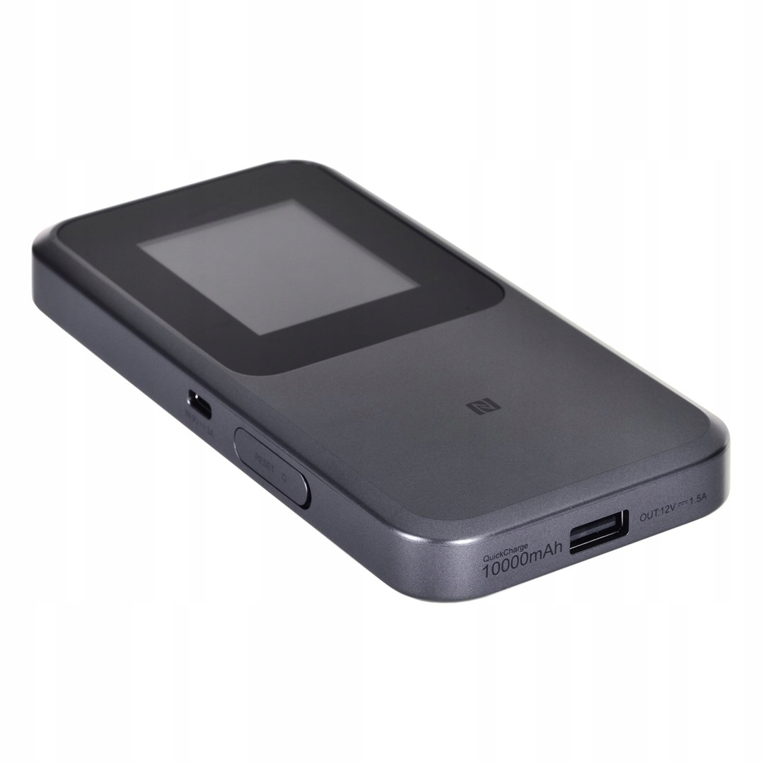 Szare urządzenie przenośne z ekranem, przyciskami i portami. Posiada port USB, przycisk resetowania i wyświetla 'Quick Charge 10000mAh'.