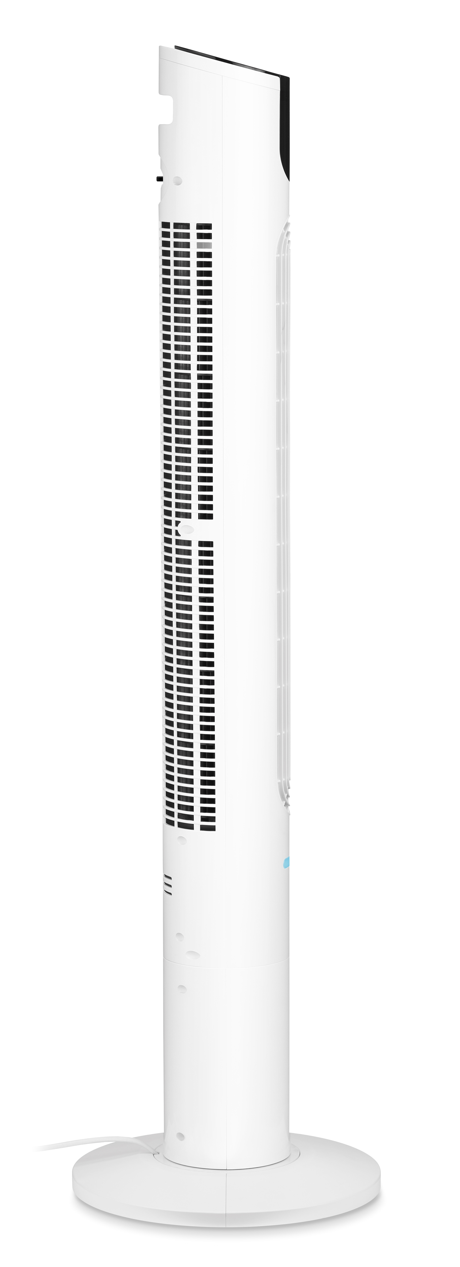 Ein weißer Turmventilator steht vor einem weißen Hintergrund. Er hat eine schwarze Oberseite und schwarze Lüftungsschlitze.