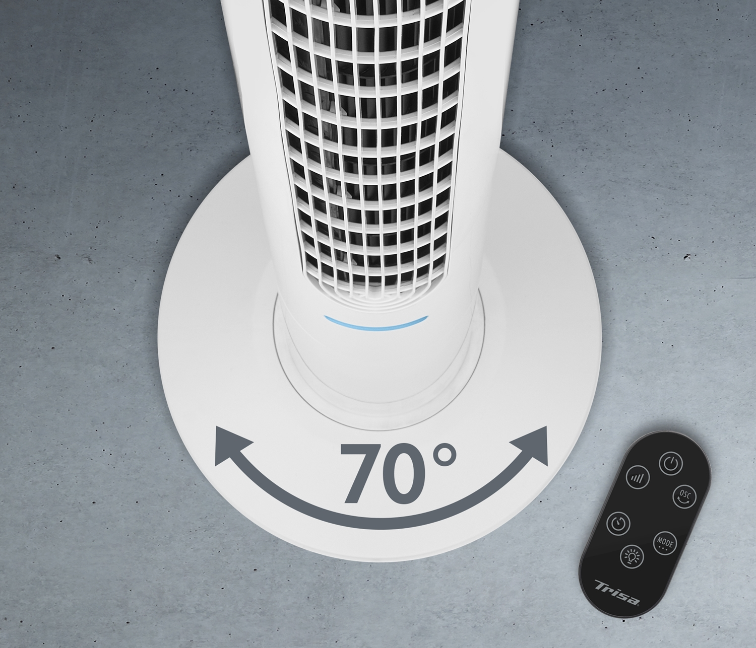 Weißer Turmventilator mit Fernbedienung auf Betonoberfläche. Der Ventilator zeigt einen 70-Grad-Schwenkbereich.