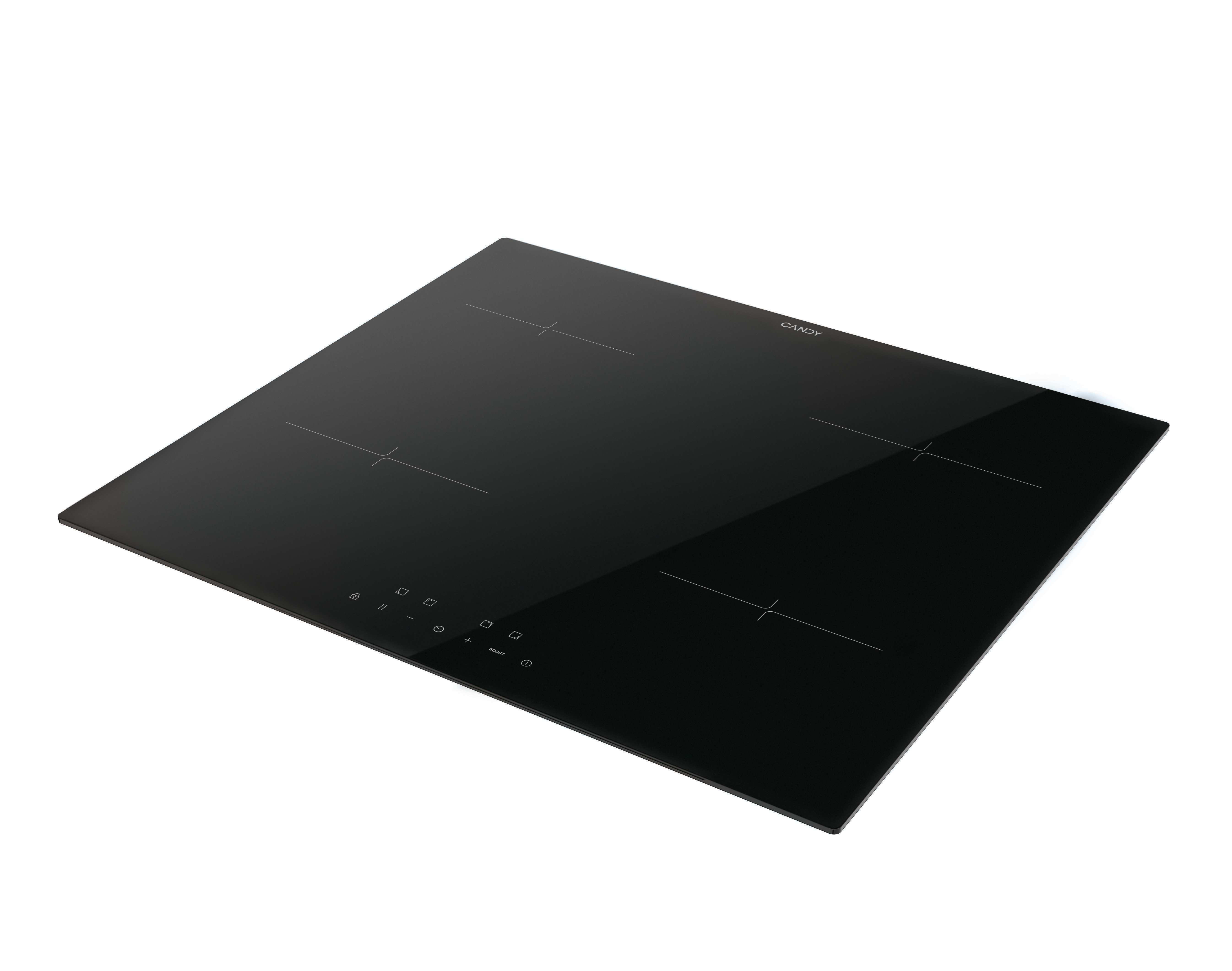 Una placa de inducción Candy negra. Tiene cuatro zonas de cocción y controles táctiles. El fondo es blanco.