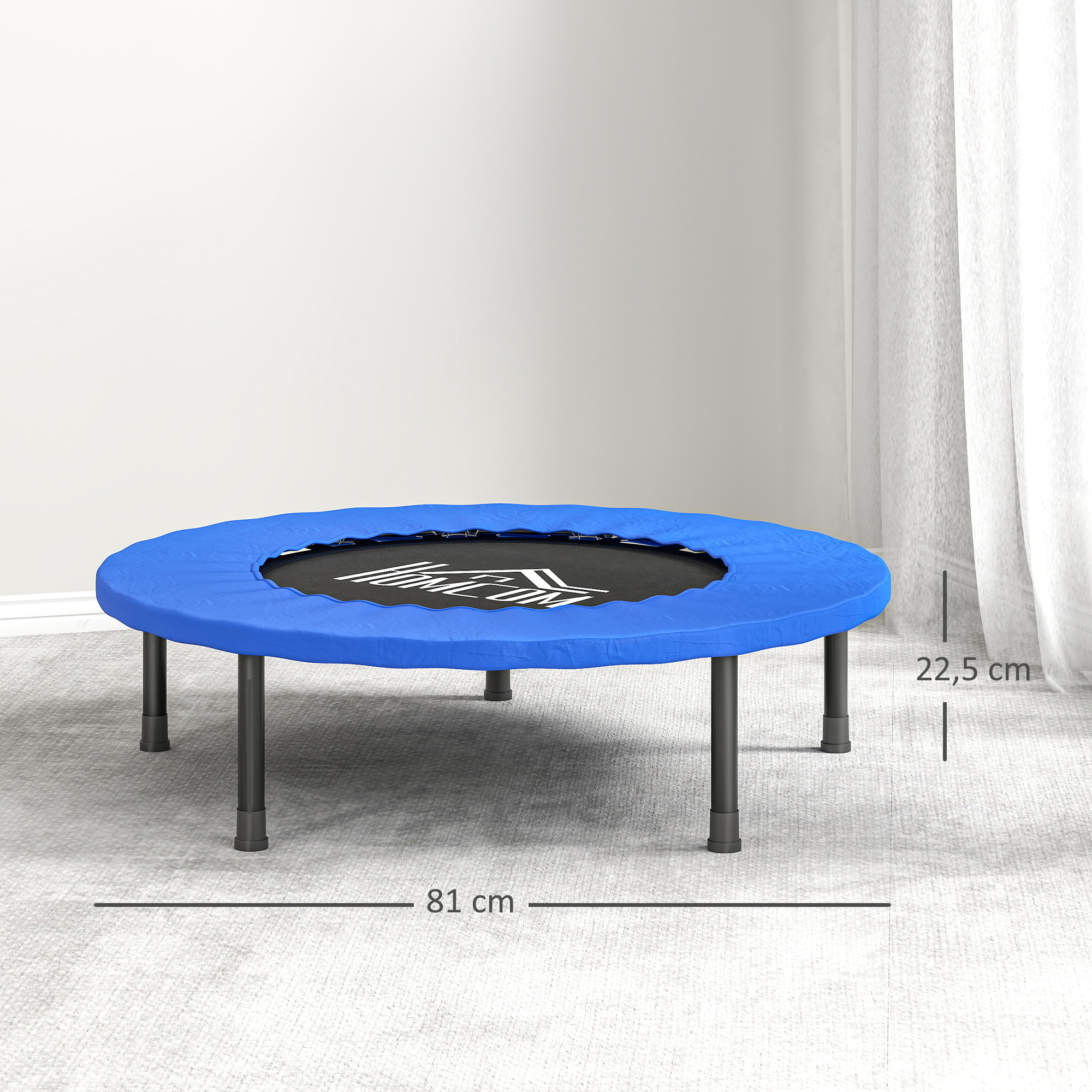 Un trampolín azul y negro con patas negras está en una habitación. Se muestran las medidas. Cortinas en el fondo.