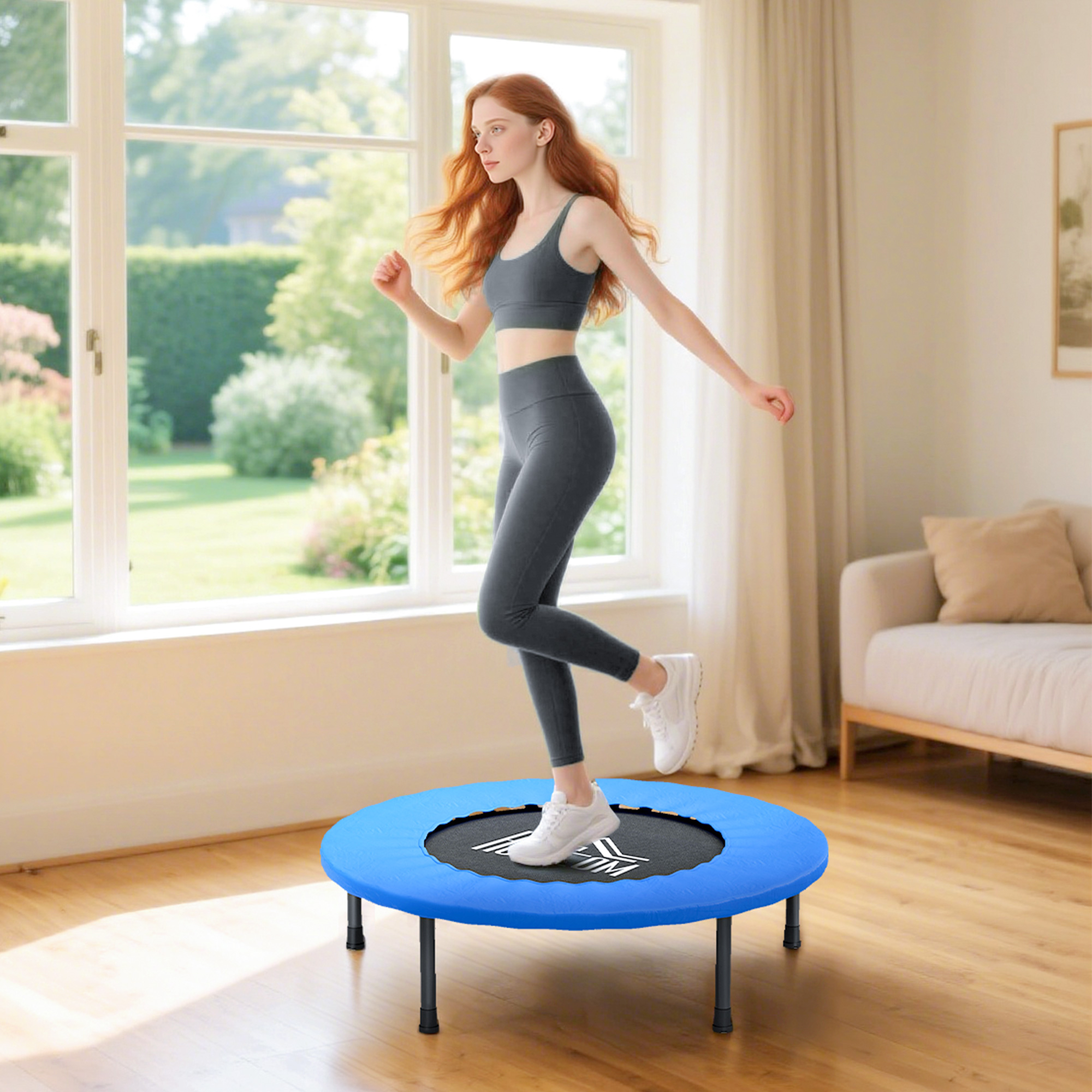 Una mujer en ropa deportiva salta sobre un trampolín azul en una habitación con una ventana. El fondo muestra un jardín.