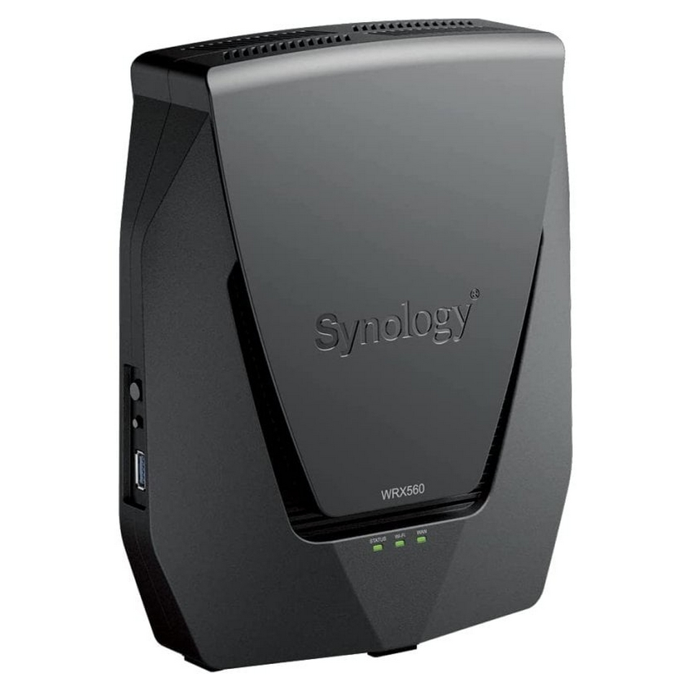 Czarny router Synology WRX560. Zawiera logo Synology, kontrolki stanu i różne porty. Urządzenie ma elegancki wygląd.