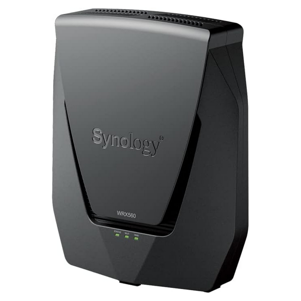 Czarny router Synology WRX560. Przód ma logo Synology i kontrolki stanu. Górna część ma szczeliny wentylacyjne.