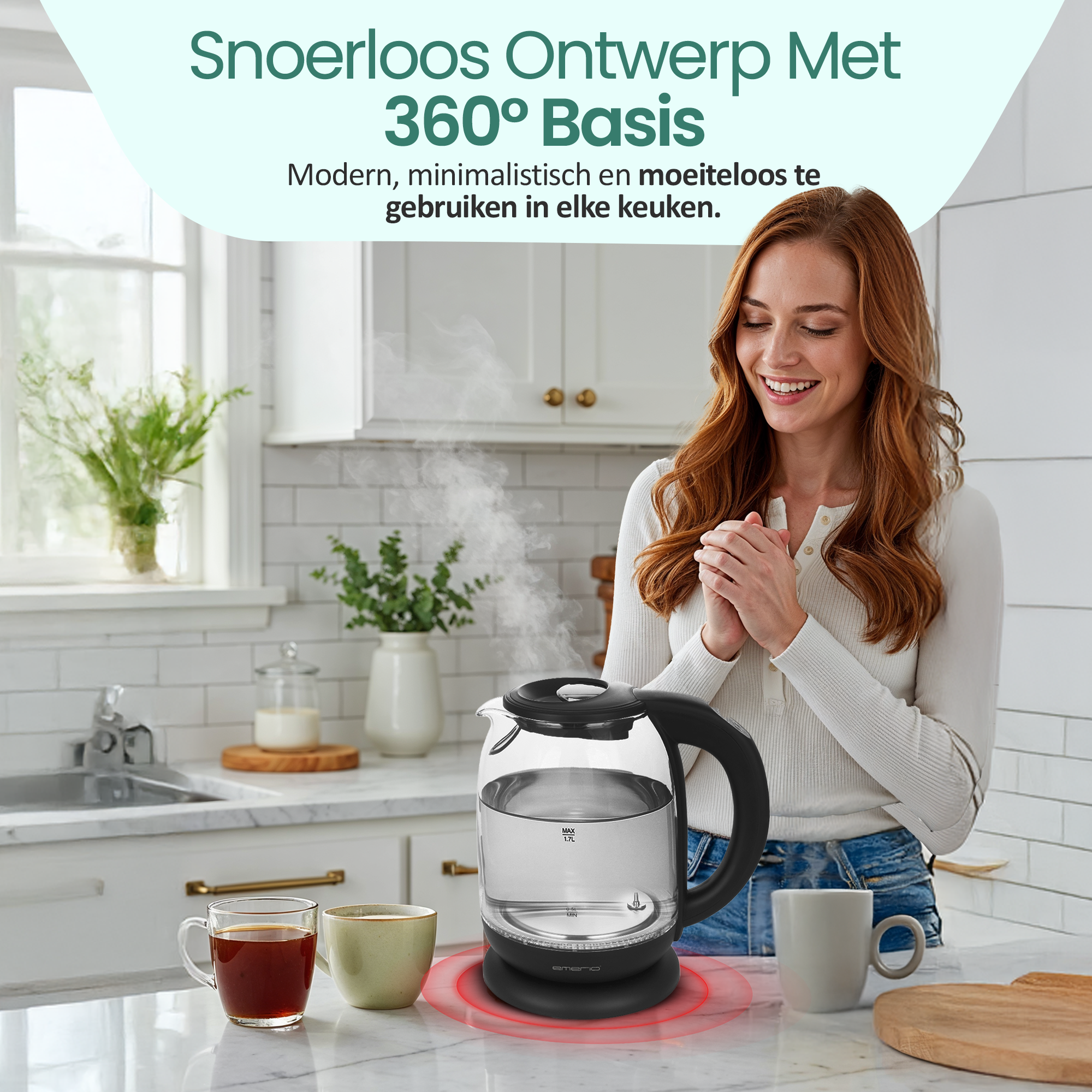 Una mujer sonríe cerca de una tetera de cristal humeante. Tazas de té en la encimera. El texto dice 'Snoerloos Ontwerp Met 360° Basis'.