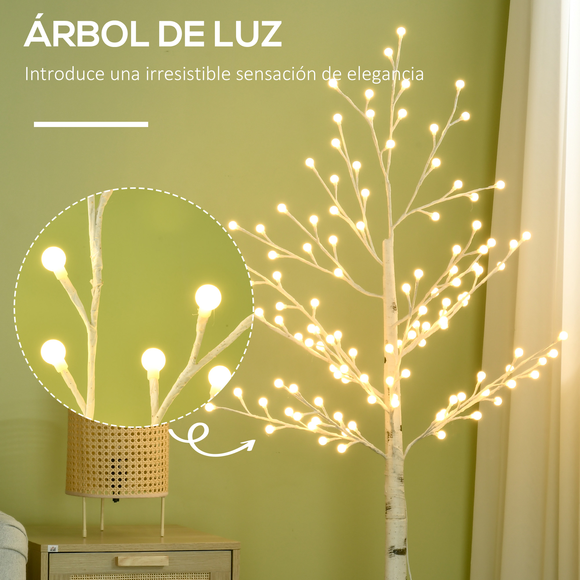 Un árbol decorativo iluminado con bombillas brillantes. Una lámpara de cesta tejida está sobre una mesita de noche de madera. El fondo es una pared verde.
