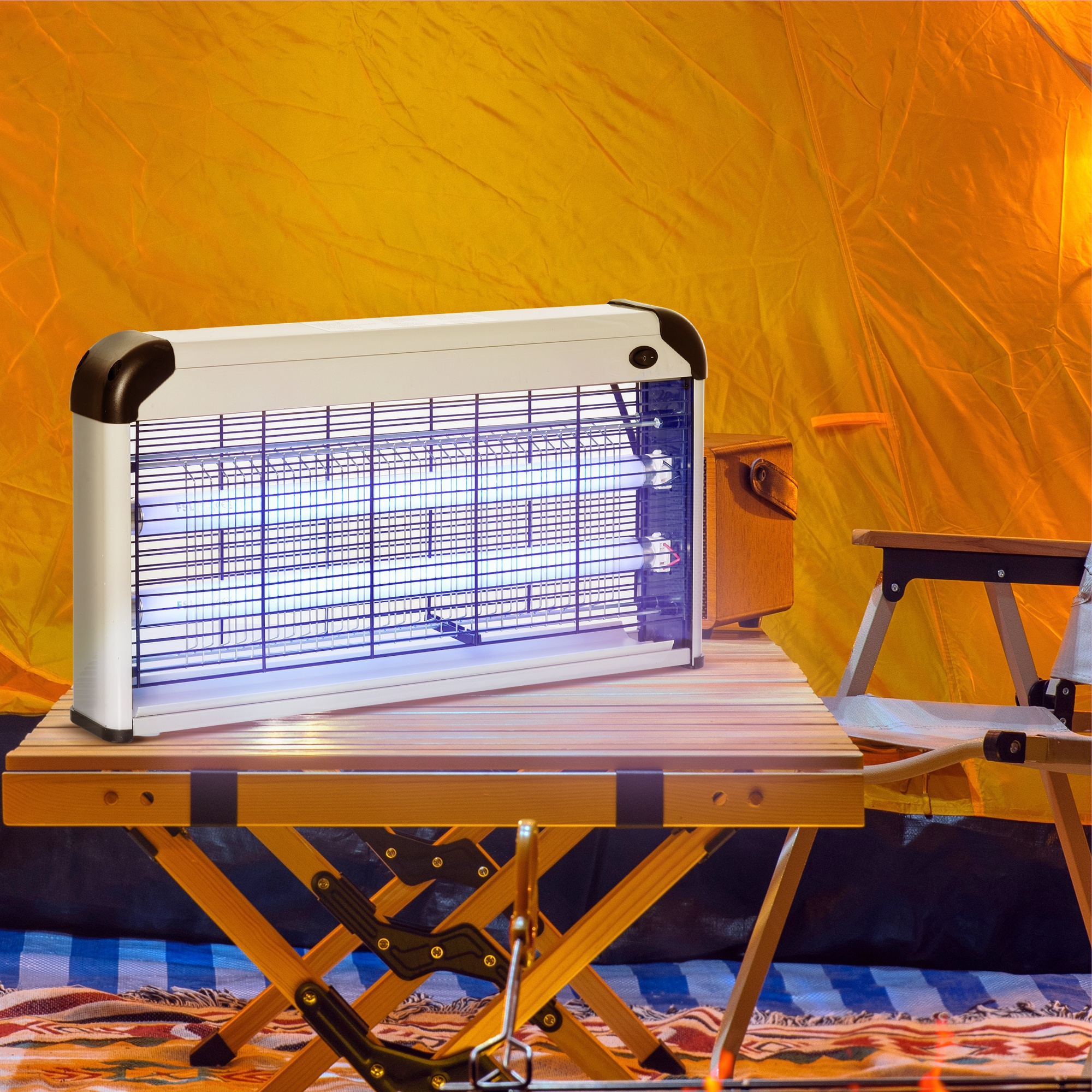 Un matamoscas eléctrico sobre una mesa de madera en una escena de camping con fondo de tienda amarilla.
