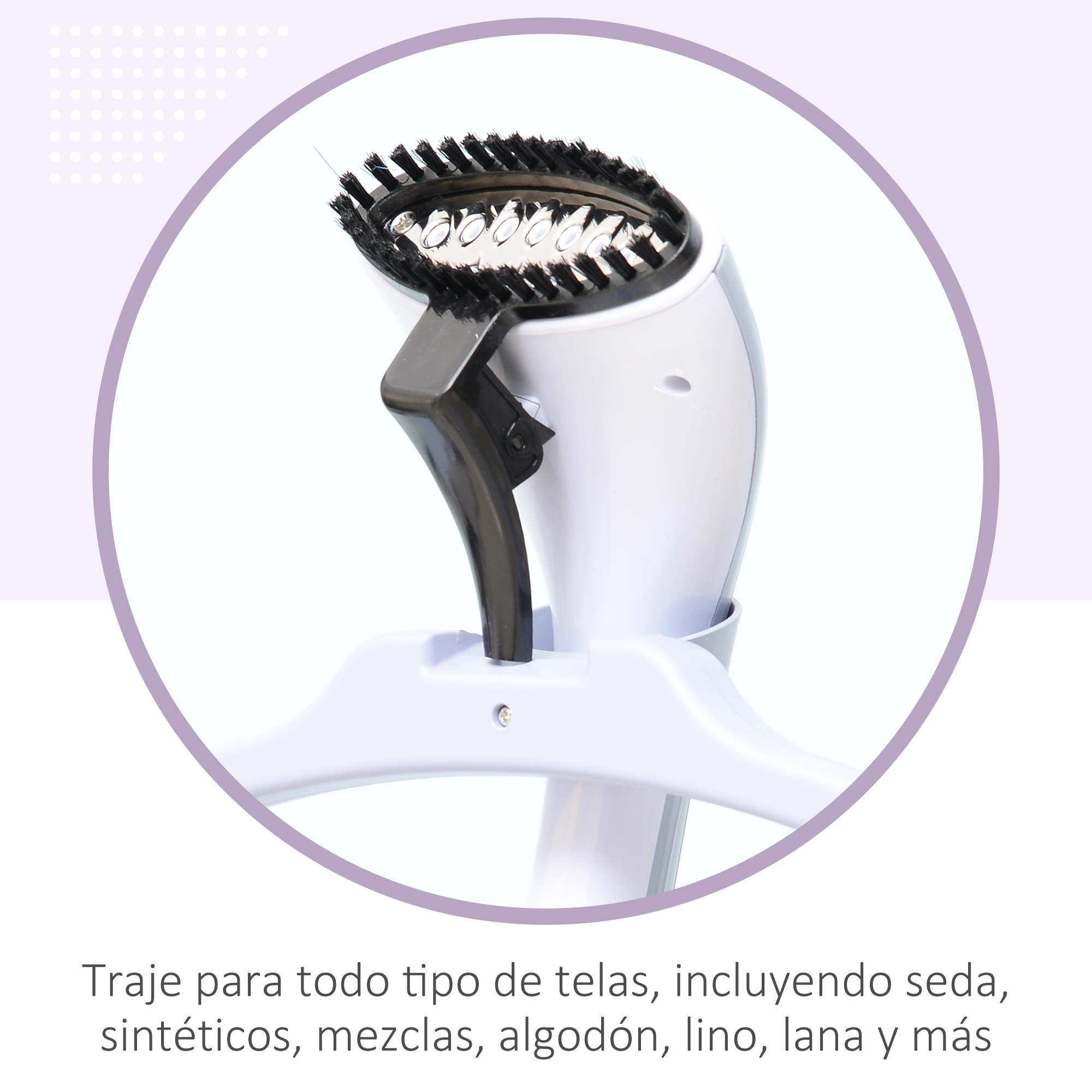 Un vaporizador de tela blanco portátil. El cabezal negro tiene cerdas. Está colocado en un soporte similar a una percha.