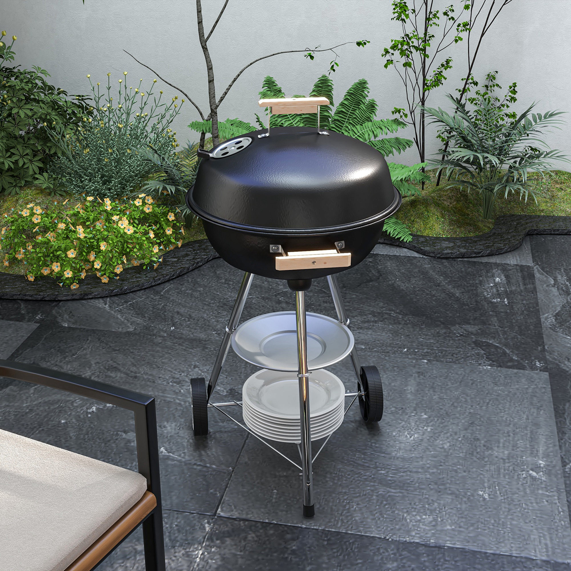 Una griglia nera con manici in legno è su un patio. Piante e una sedia sullo sfondo. Diversi piatti impilati.