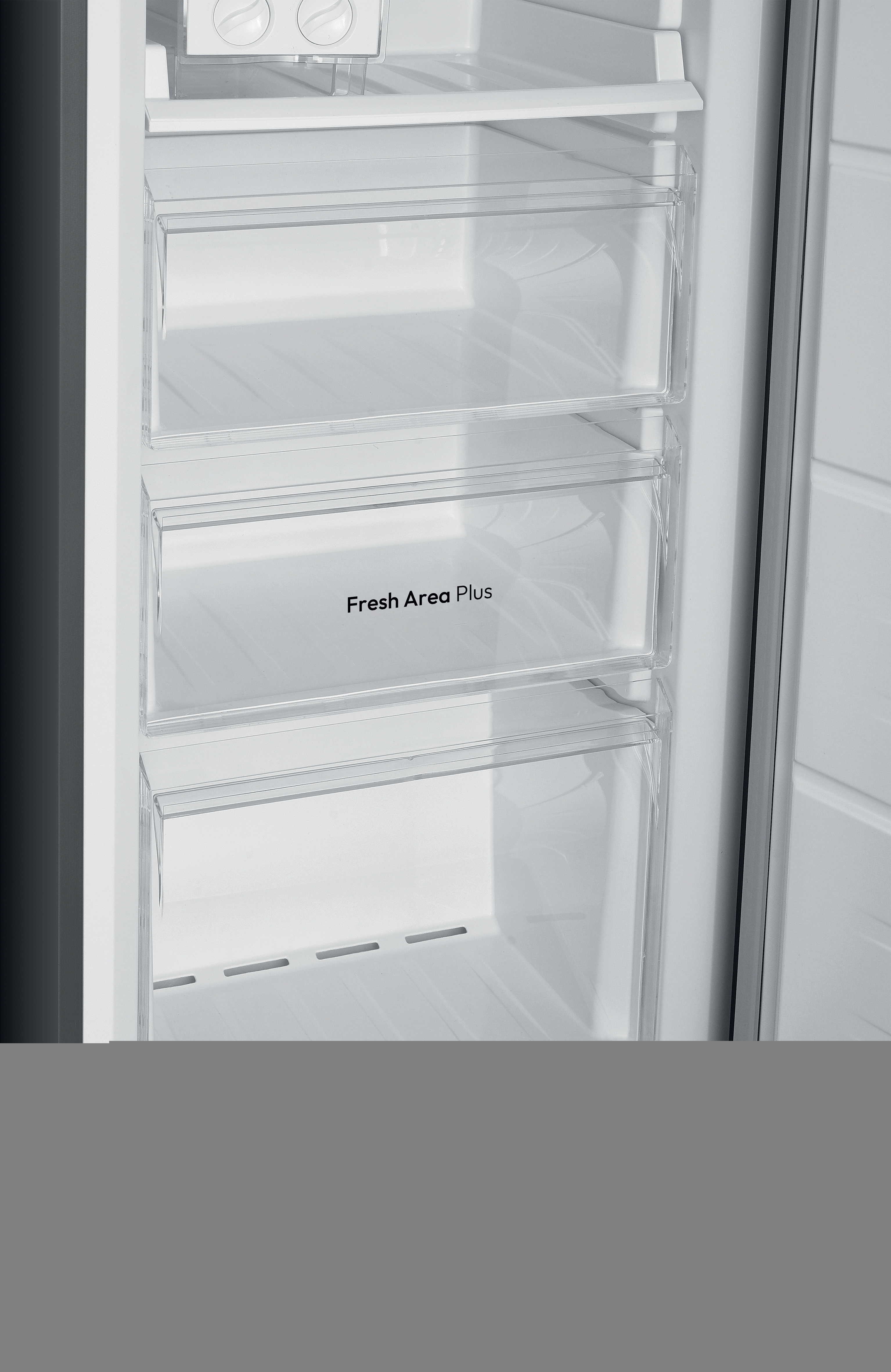 Dentro de un refrigerador blanco. Se ven cajones transparentes, etiquetados 'Fresh Area Plus'. Mandos de control arriba.