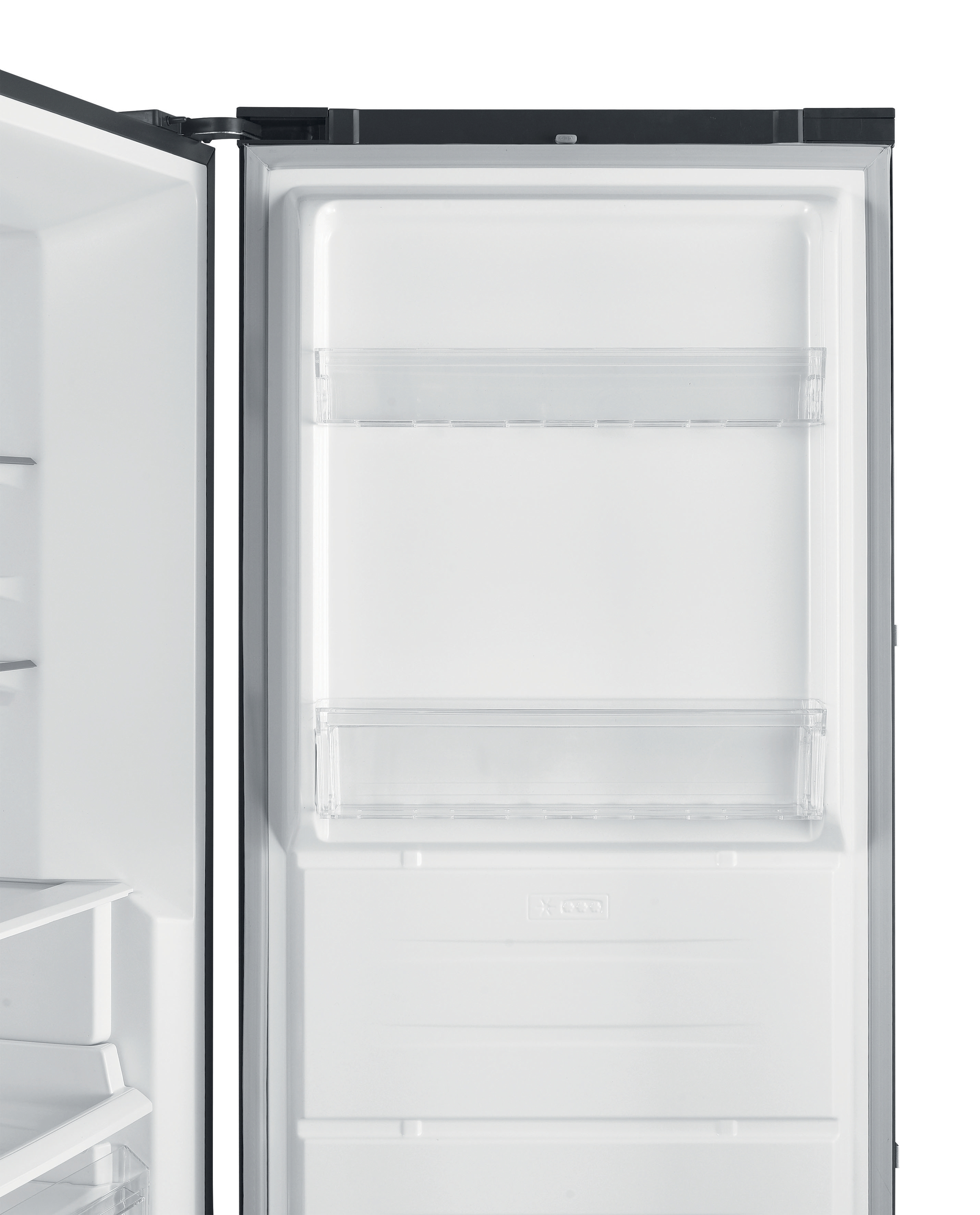 Un refrigerador abierto, interior blanco con estantes transparentes. La puerta es negra con interior blanco.