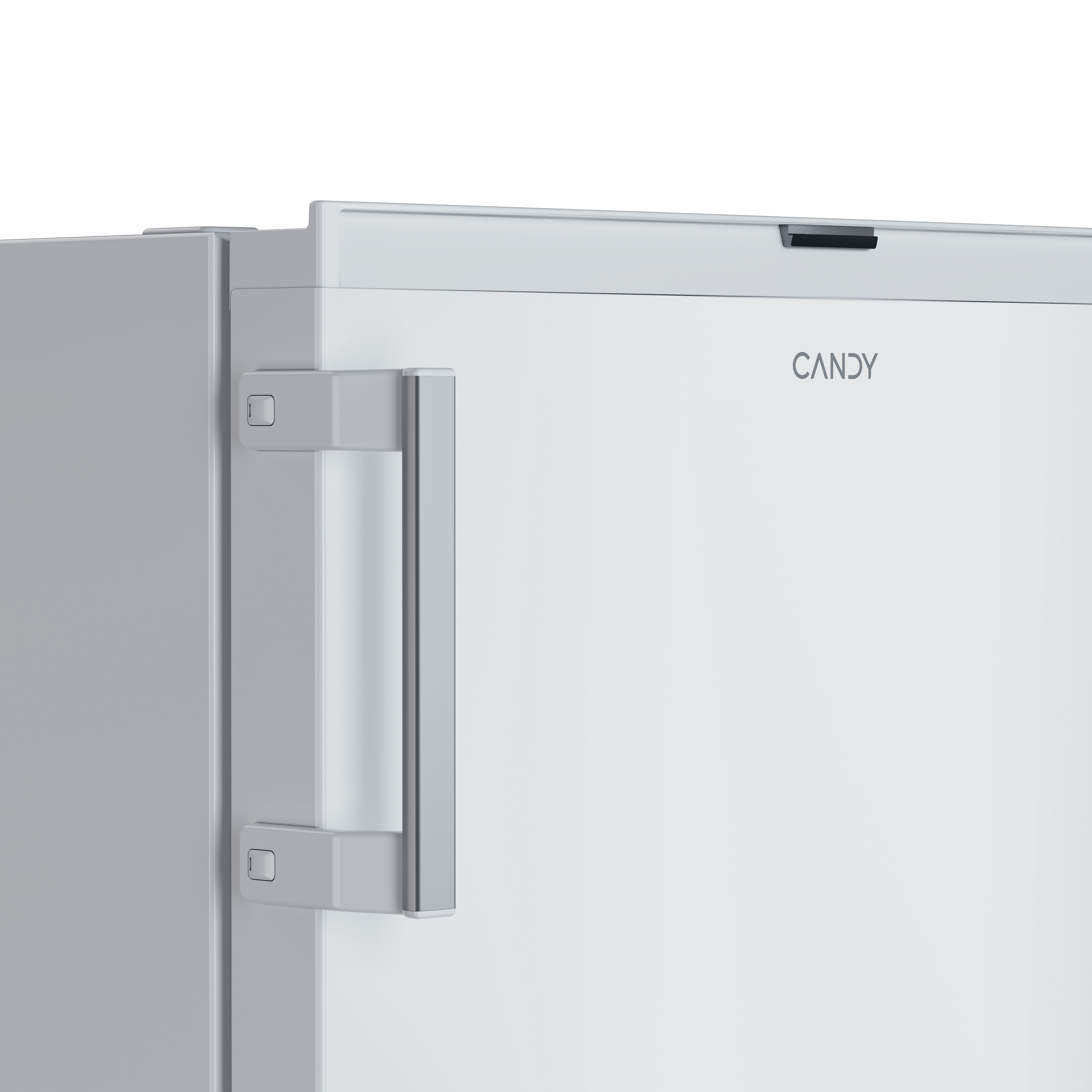 Primer plano de una puerta de refrigerador blanca con un mango gris. La marca 'CANDY' es visible.