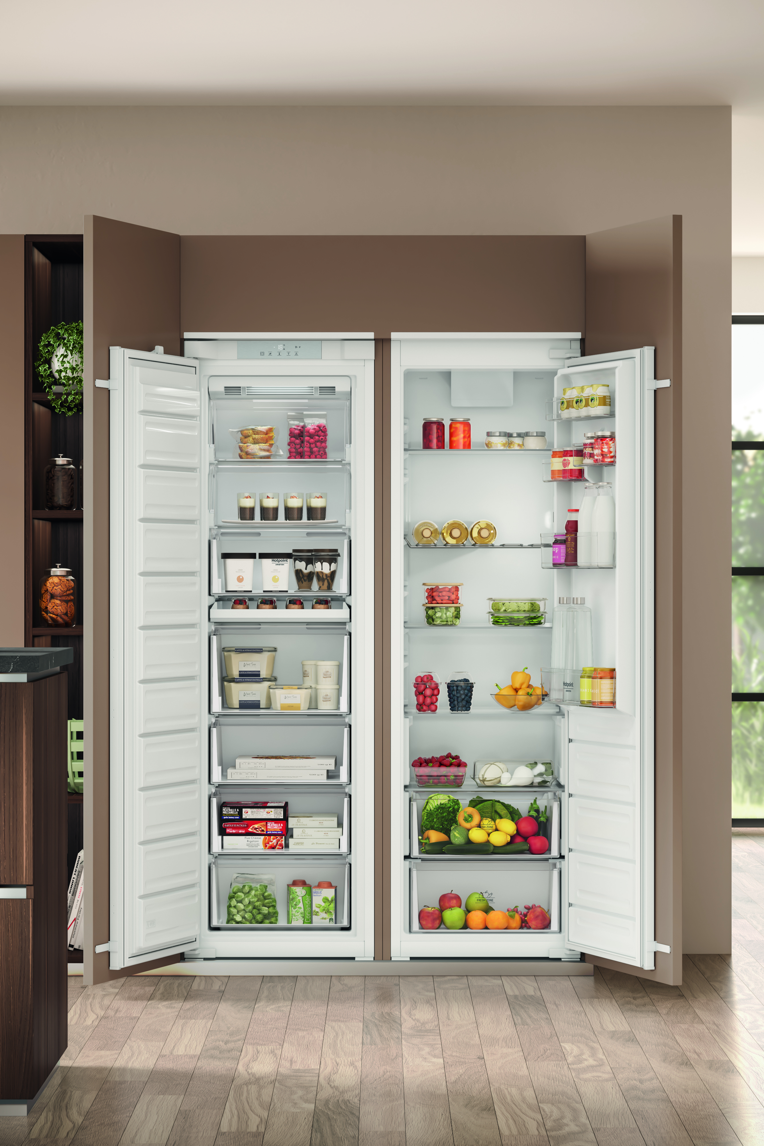 Un refrigerador de doble puerta lleno de alimentos como frutas, verduras y productos envasados. Las puertas están abiertas.