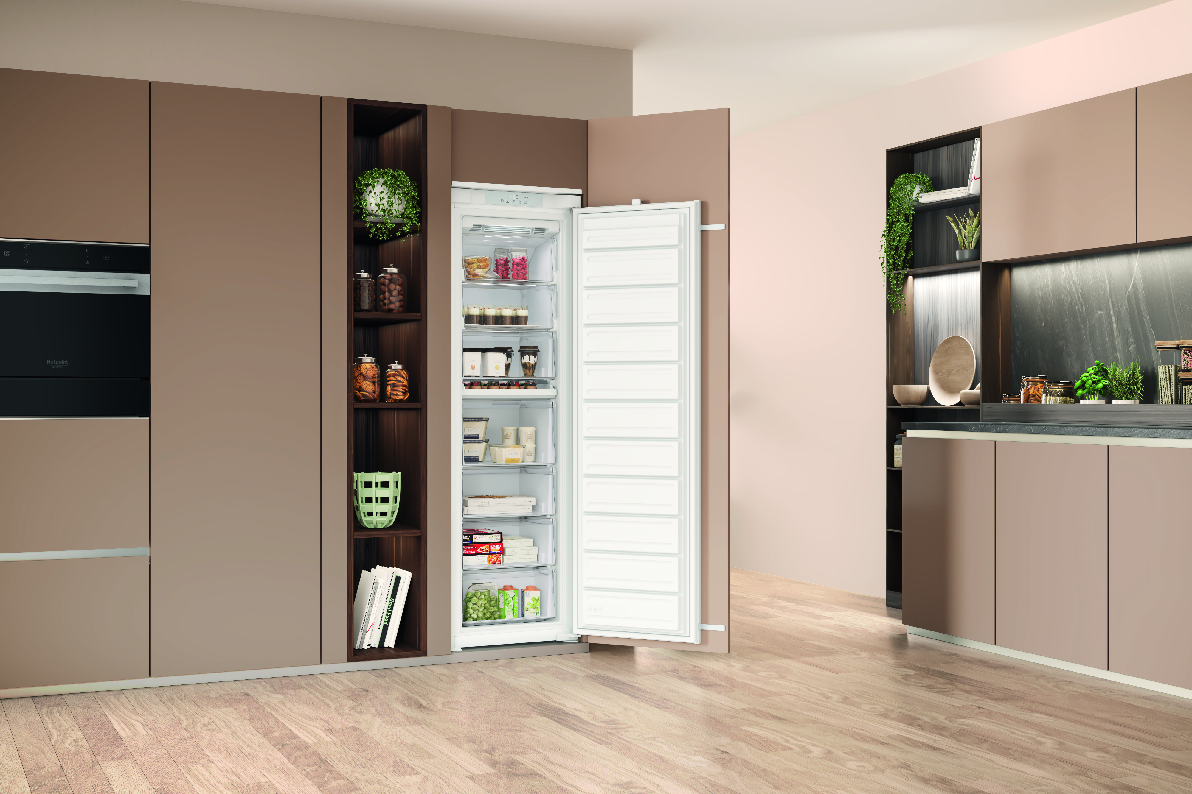 Cocina moderna con congelador abierto. Alimentos visibles. Suelo de madera y armarios marrones.