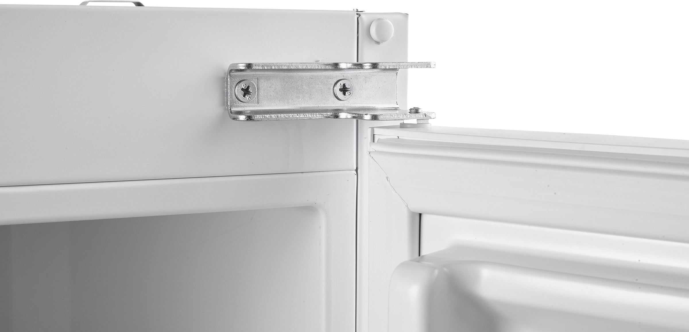 Primer plano de una bisagra de puerta de refrigerador blanca. La bisagra es de metal y está unida al marco de la puerta. Los tornillos y detalles son visibles.