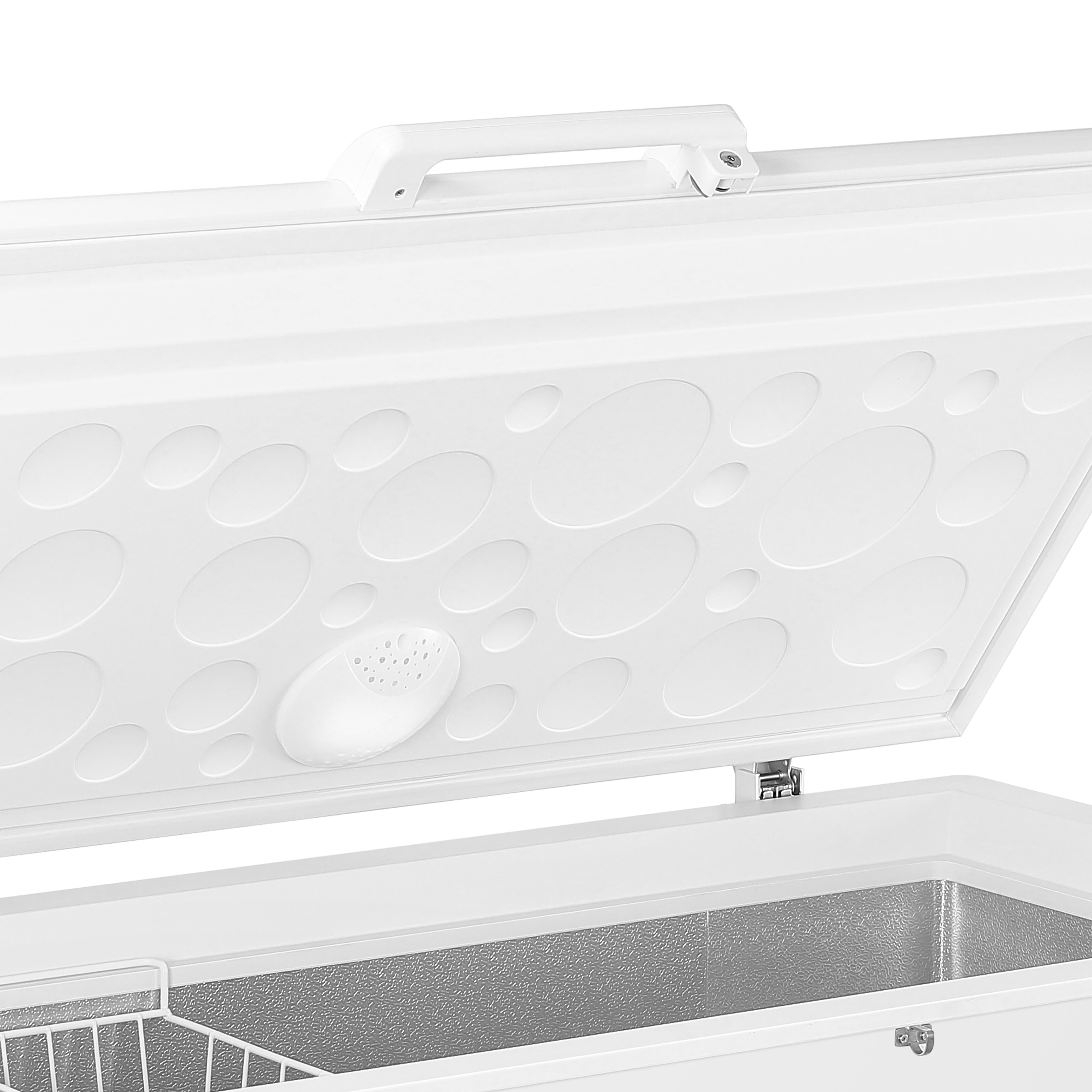 Weißer Truhen-Gefrierschrank offen, Innenraum sichtbar. Der Deckel hat einen Griff und ein strukturiertes Design. Metall-Innenraum sichtbar.