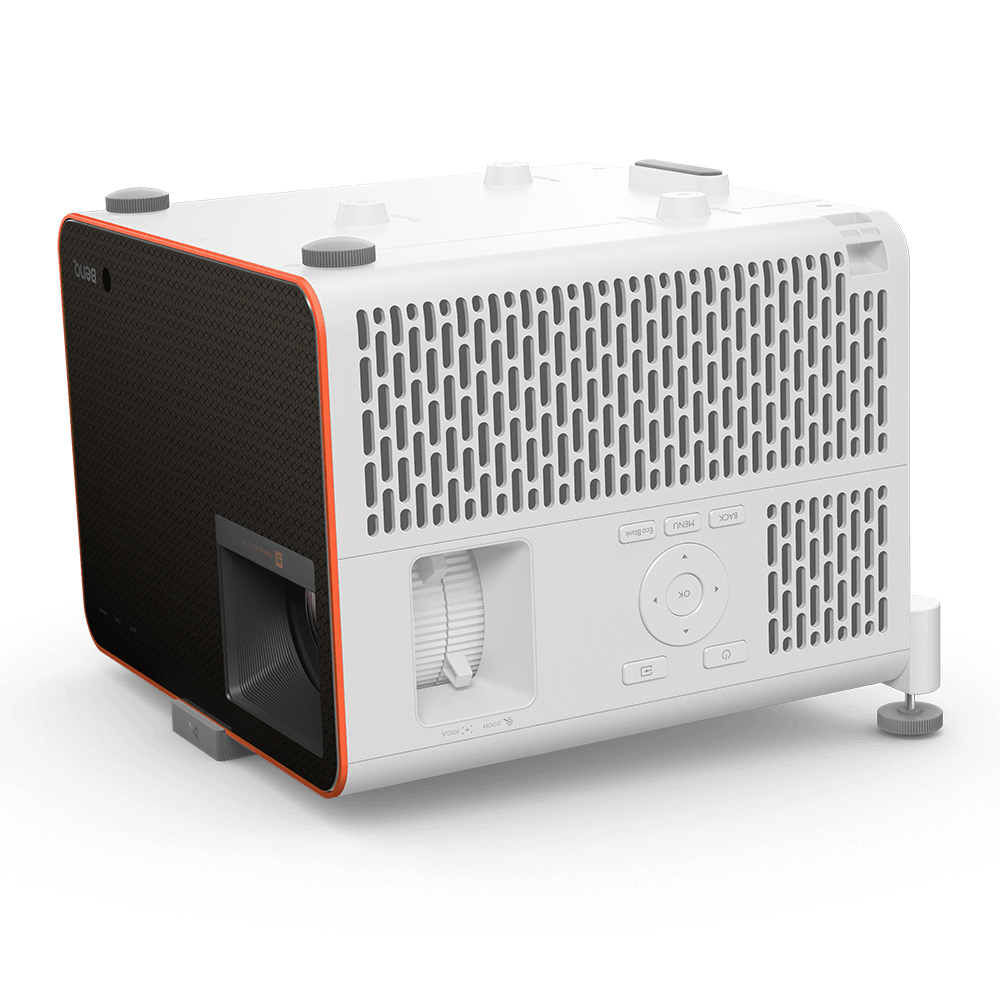 Un proyector blanco y negro con ribete naranja sobre una superficie blanca. Tiene una lente y botones de control.