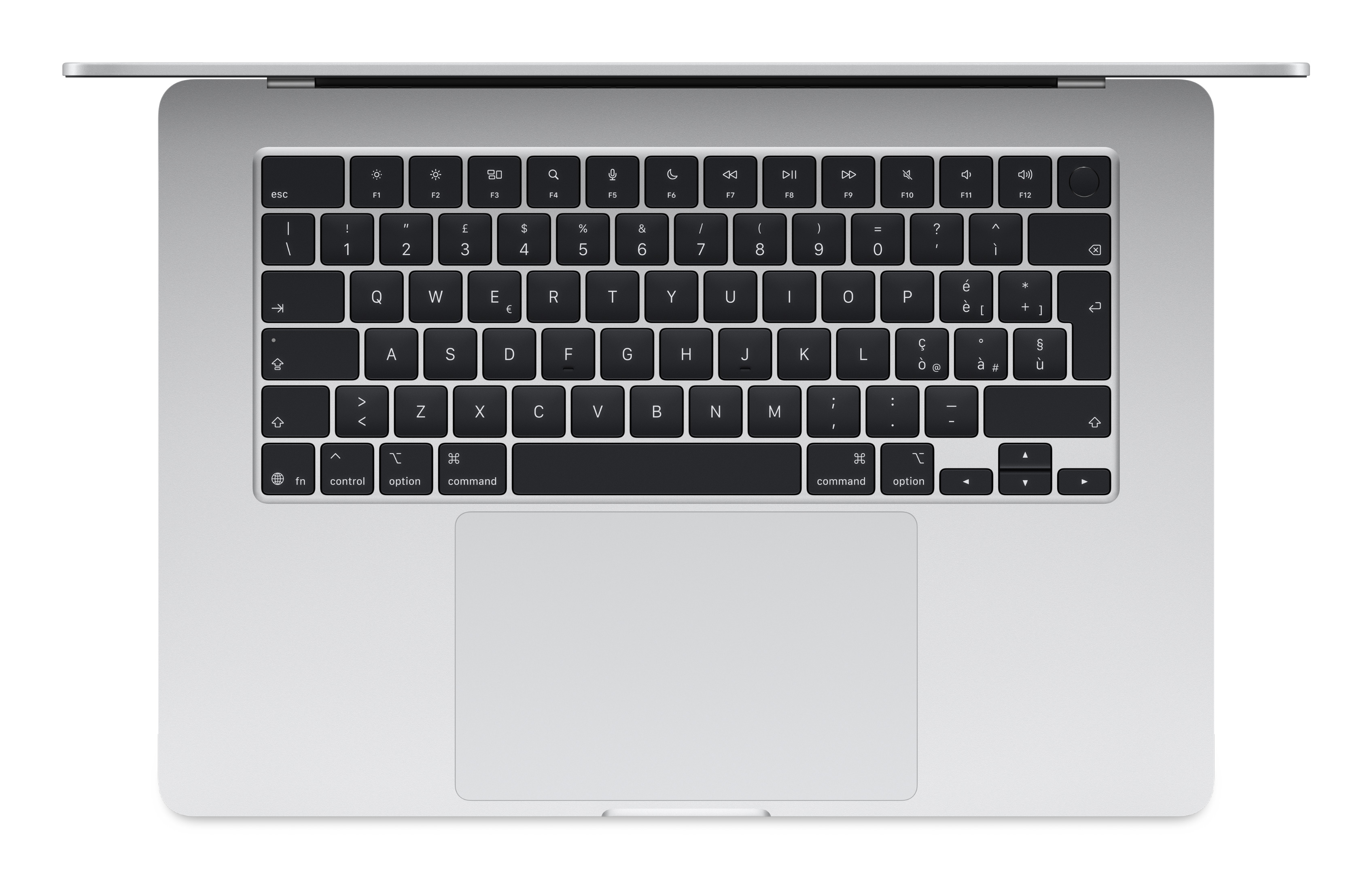 Bovenaanzicht van een zilveren laptop. Zwart toetsenbord met witte letters en een grijze touchpad zijn zichtbaar.