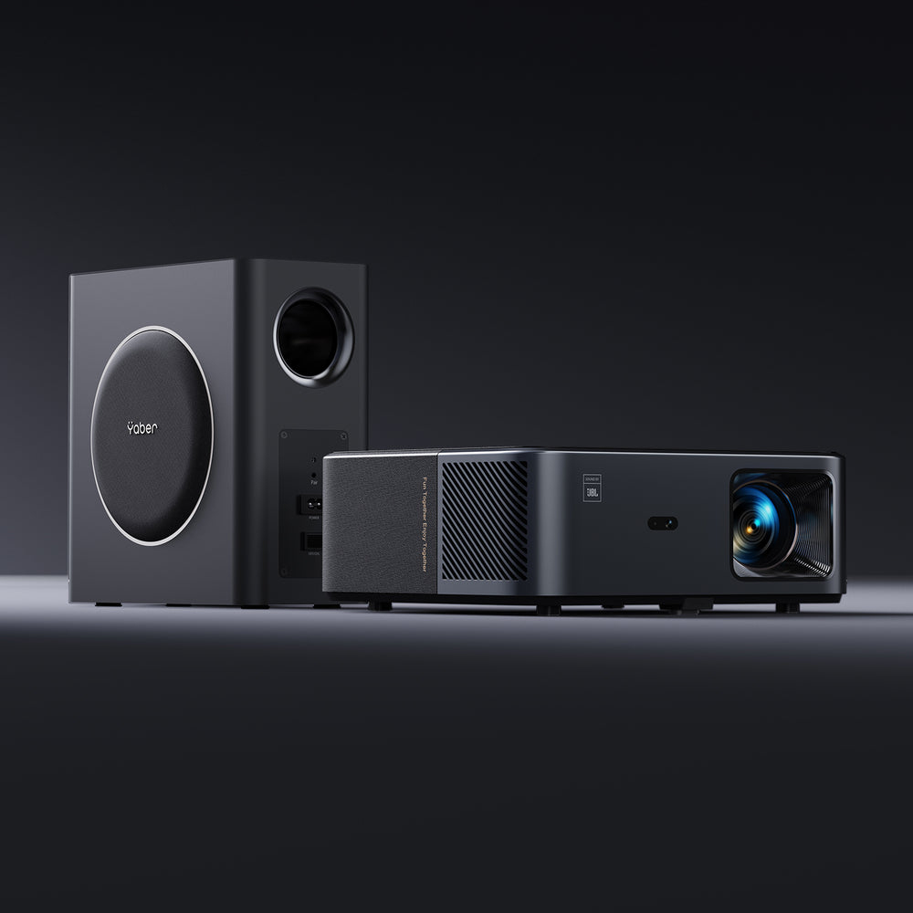 Czarny projektor kina domowego z głośnikiem po lewej stronie. Projektor ma obiektyw i tekst z boku.