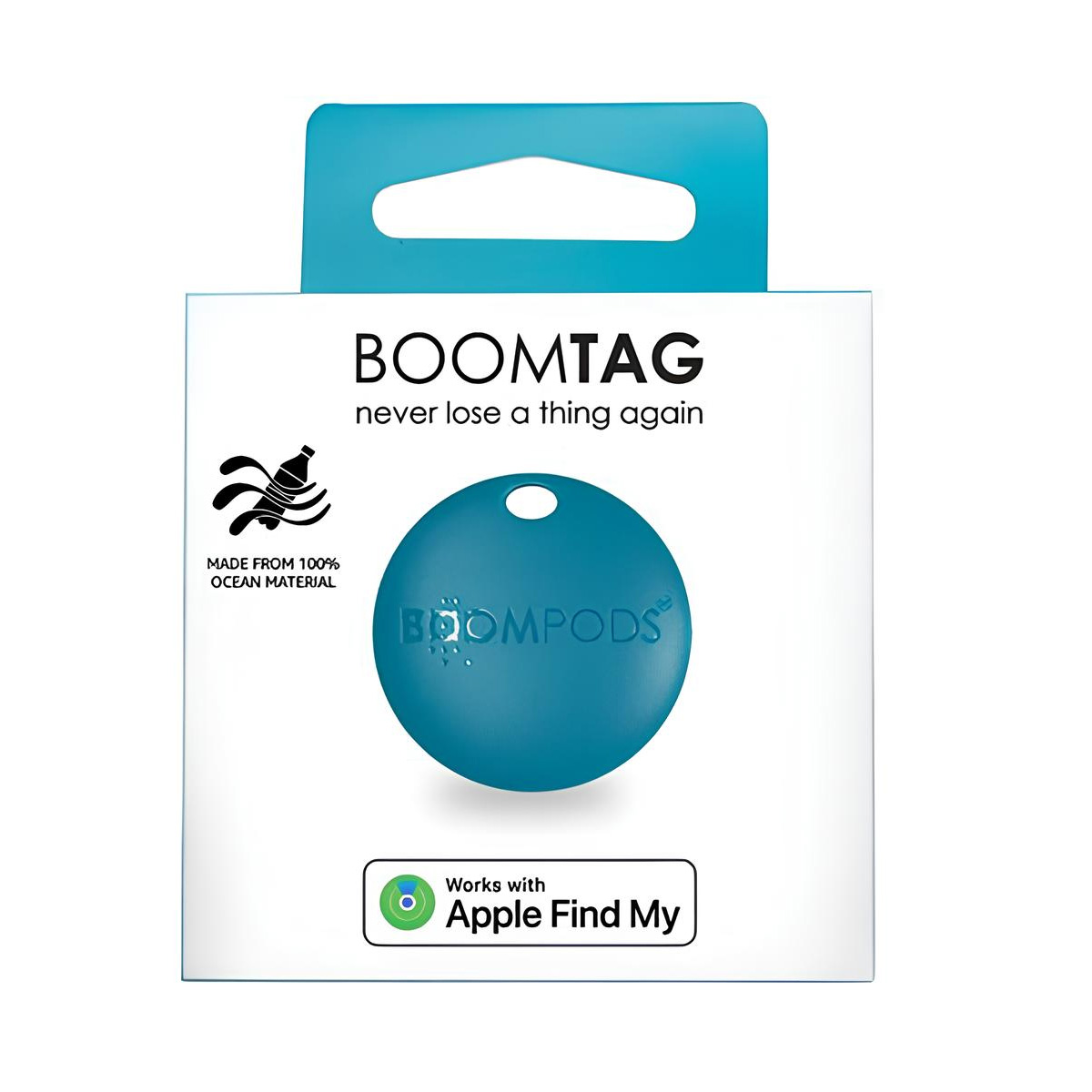 Białe pudełko z niebieską etykietą. Etykieta zawiera słowa BOOMTAG i BOOMPODS. Posiada logo 'Wykonane w 100% z materiałów oceanicznych'.