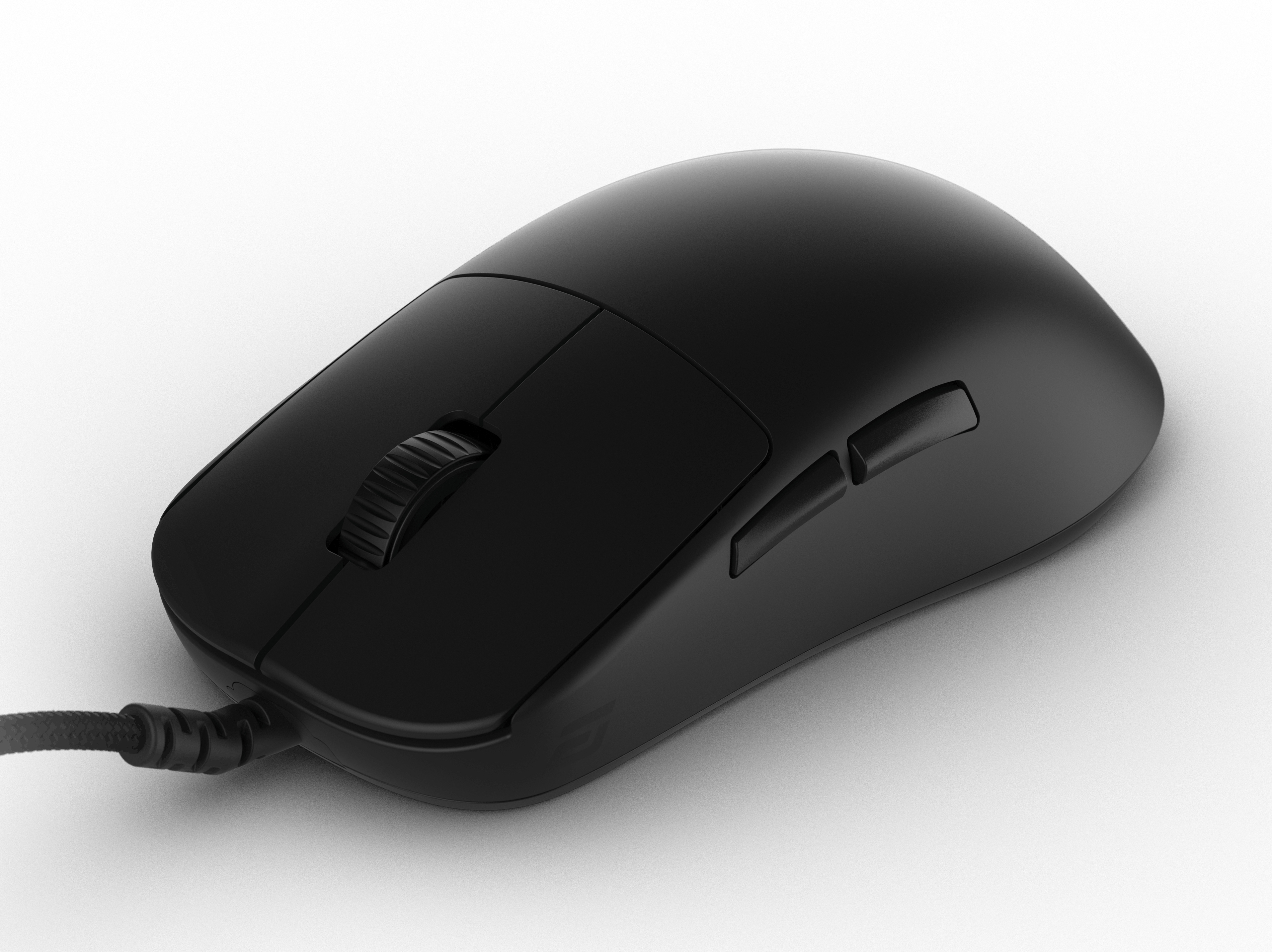 Een zwarte computermuis met een scrollwiel en knoppen, verbonden met een gevlochten kabel, op een wit oppervlak.