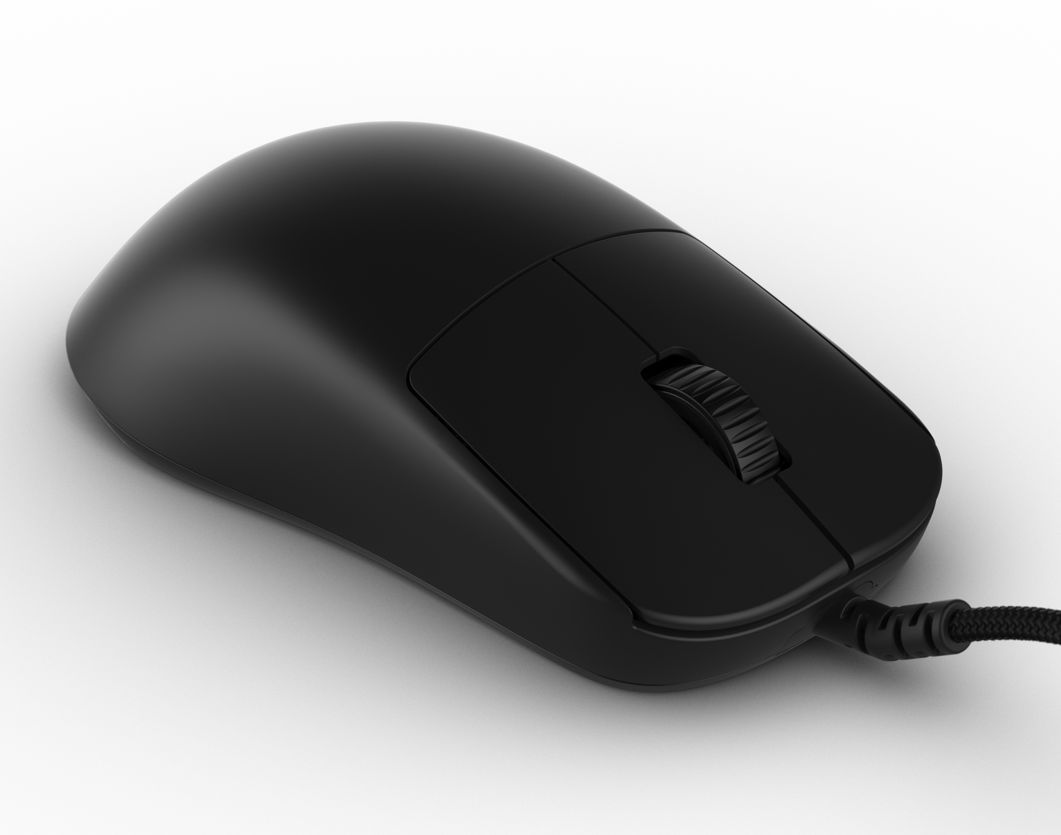 Een zwarte computermuis op een witte achtergrond. De muis heeft een scrollwiel en een gevlochten kabel.