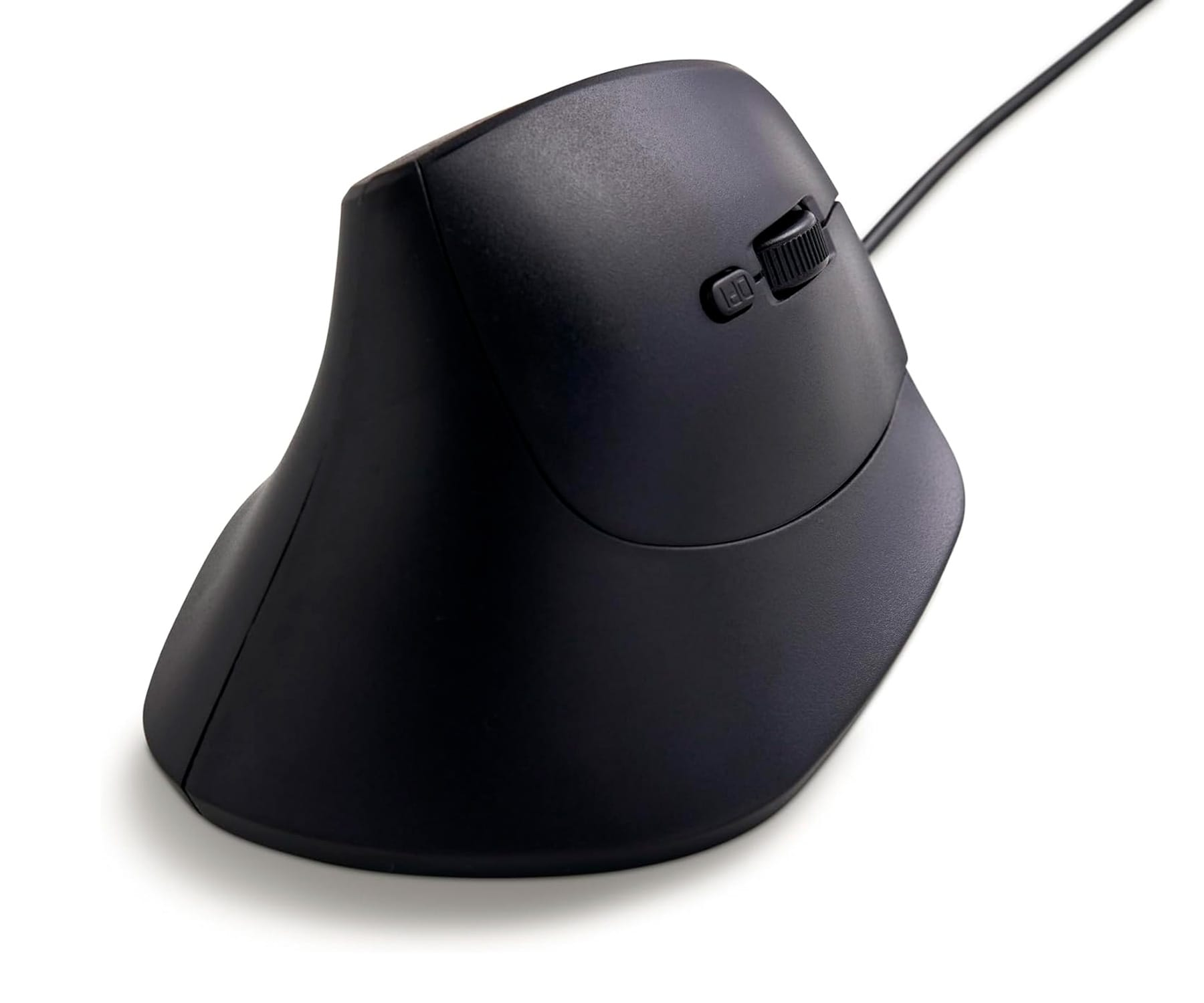 Mouse verticale ergonomico nero. Ha una rotellina, un pulsante DPI e un cavo. Sfondo bianco.