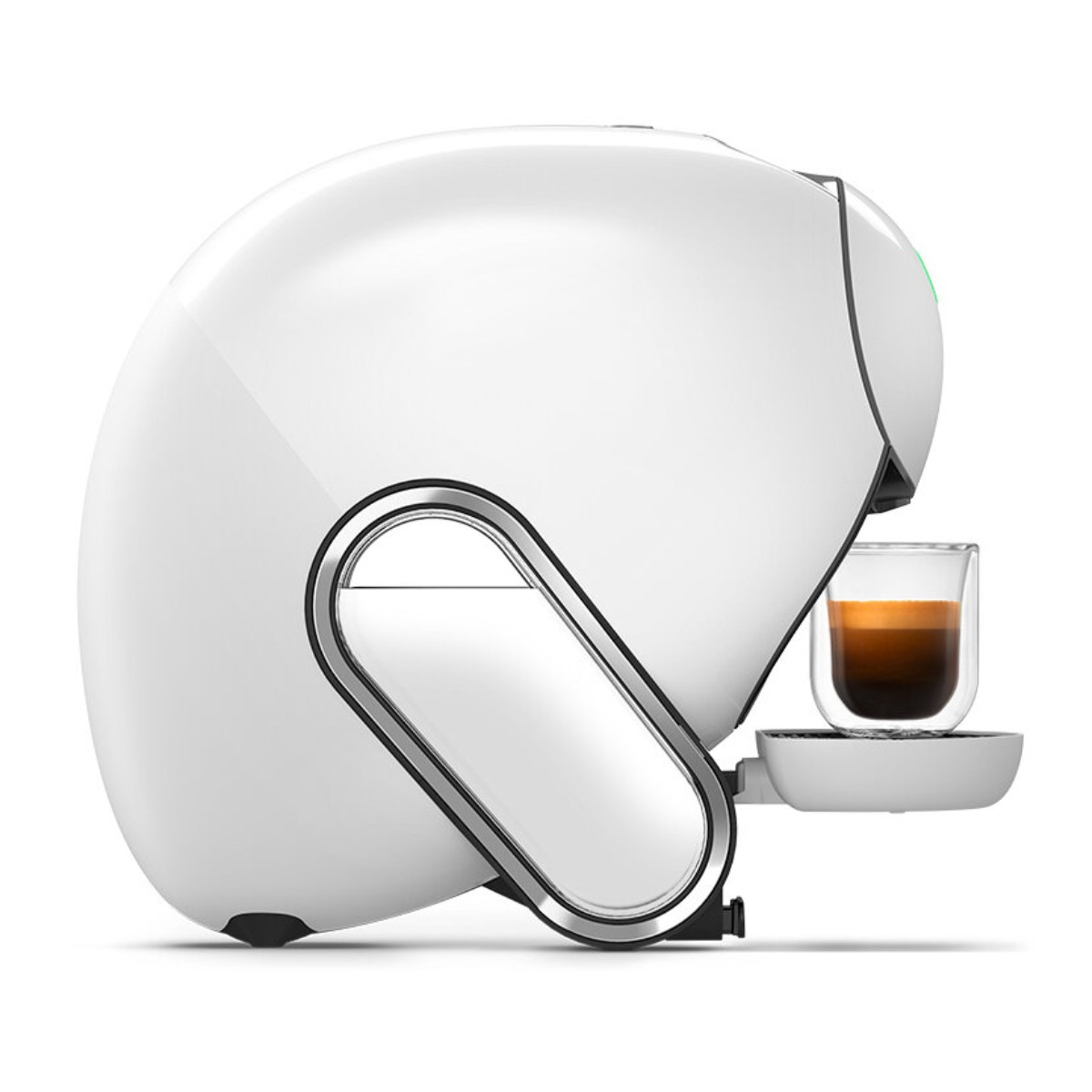 Una macchina per caffè espresso bianca con un bicchiere di caffè. La macchina ha un design curvo con dettagli argentati.