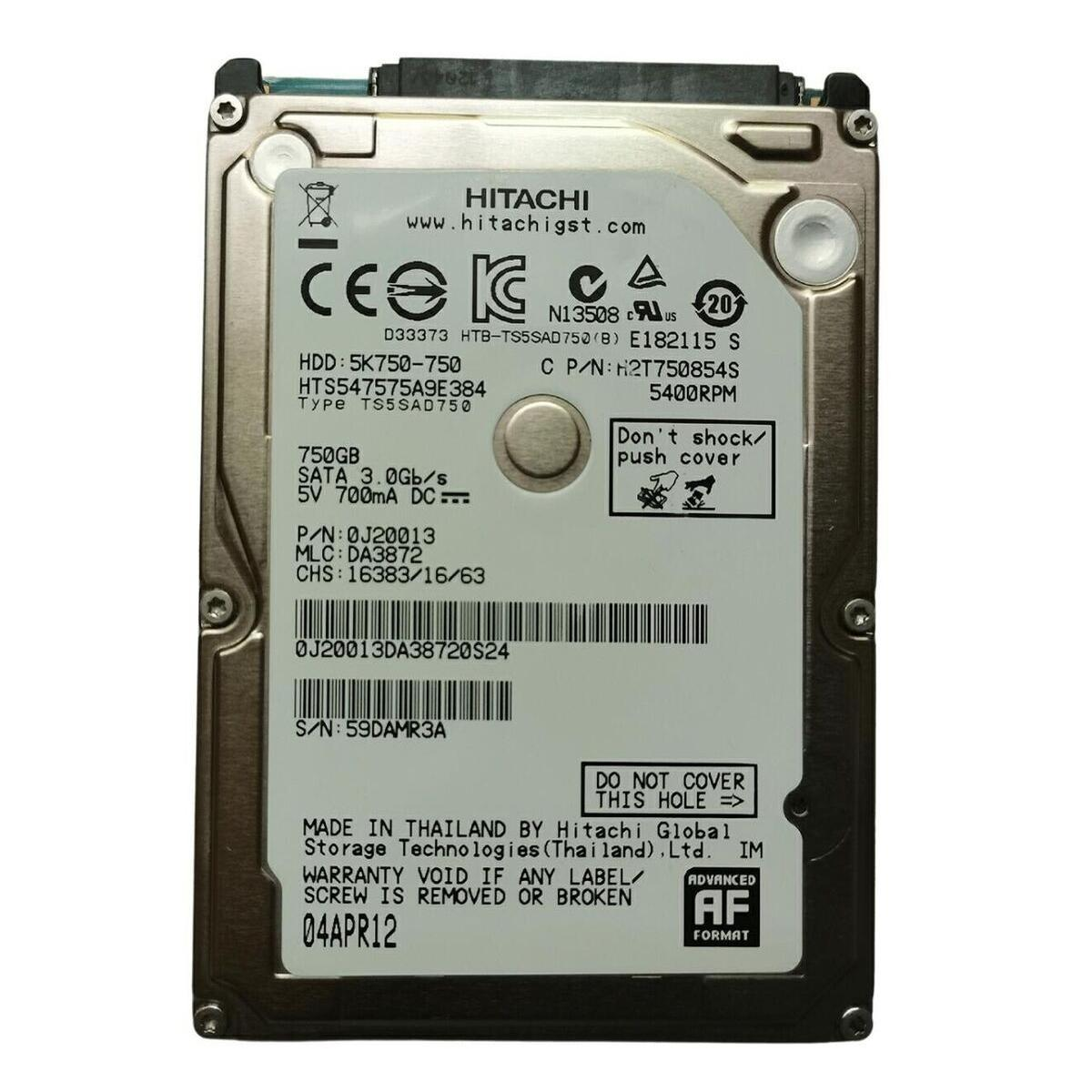 Un disco rigido Hitachi con etichette. Il testo include modello, numero di serie e specifiche.
