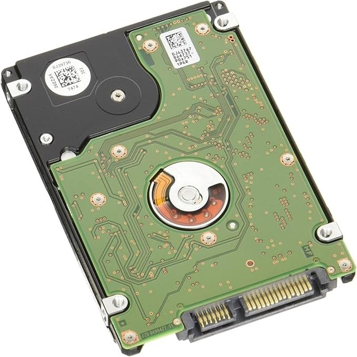 Un piccolo disco rigido. Ha un circuito stampato verde con tracce di rame, un componente nero e un connettore con pin dorati.